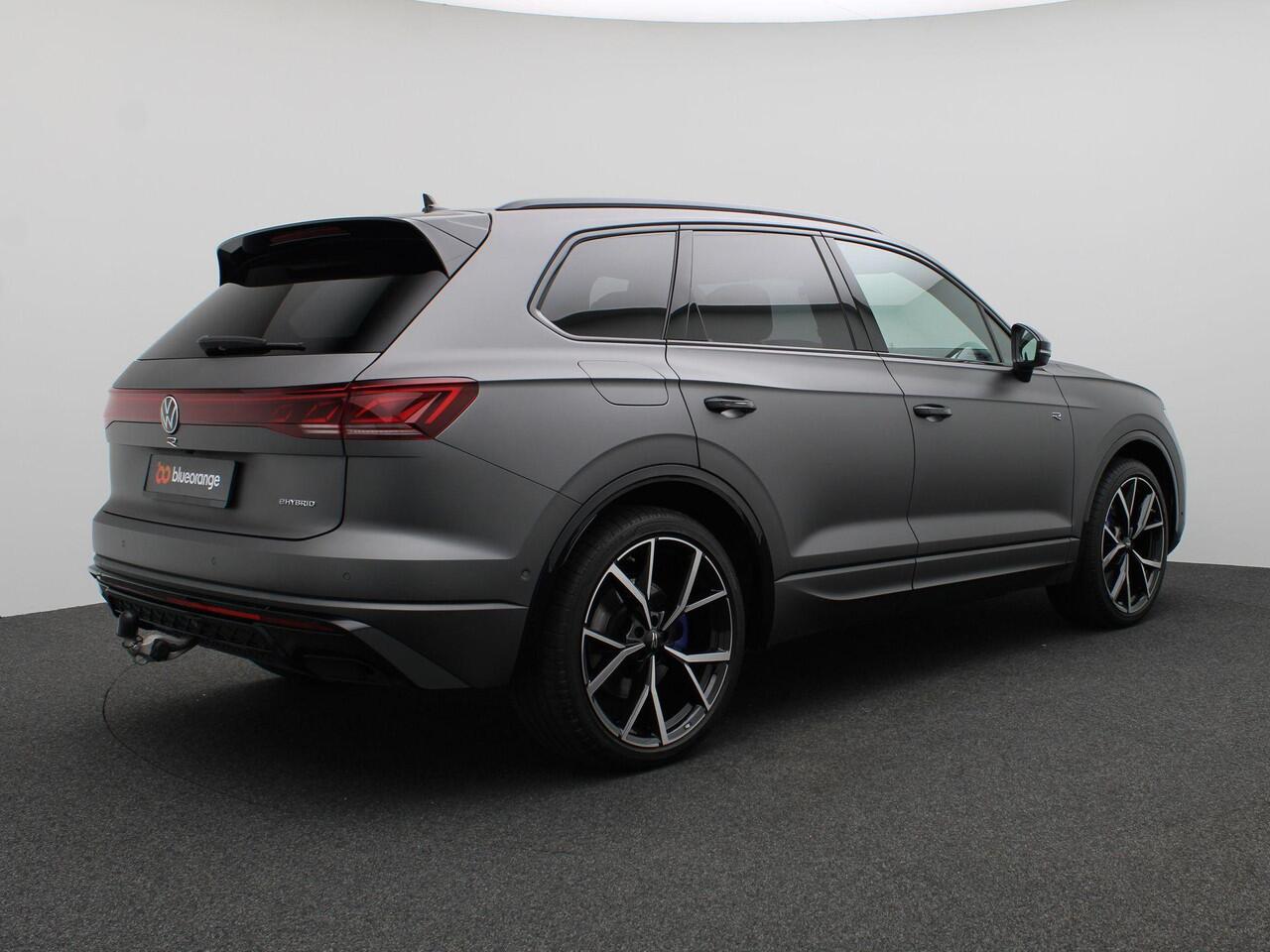 Volkswagen TOUAREG 3.0 TSi eHybrid 4MOTION R Edition 463PK Aut. Trekhaak, 22" LM Velgen, Pano-Schuifdak, Puglia Leder, 360gr. Camera, Stoelverwarming & Koeling, Memorystoel, Servosluiting, Head-Up Display