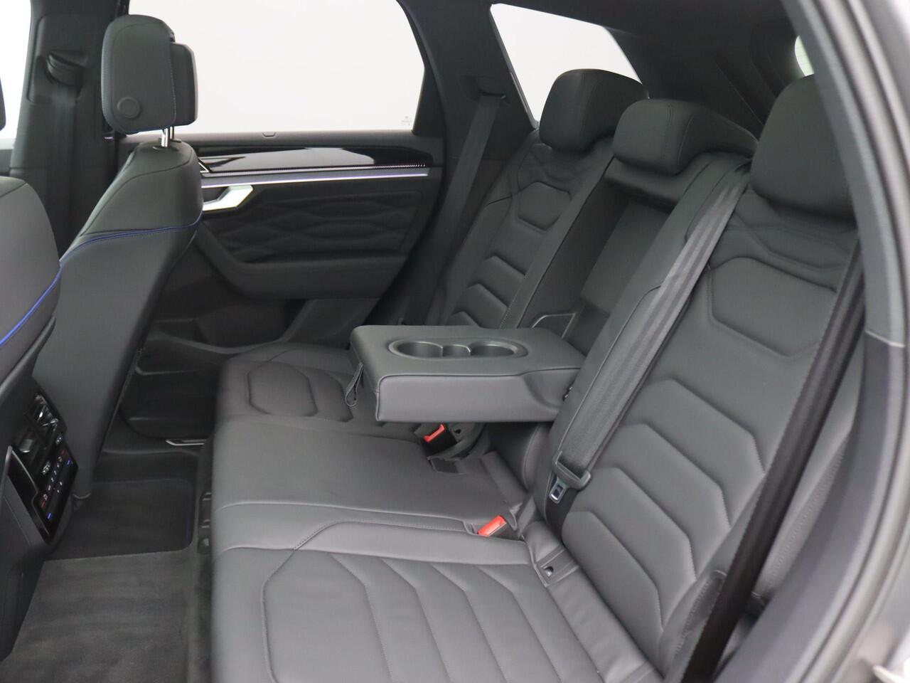 Volkswagen TOUAREG 3.0 TSi eHybrid 4MOTION R Edition 463PK Aut. Trekhaak, 22" LM Velgen, Pano-Schuifdak, Puglia Leder, 360gr. Camera, Stoelverwarming & Koeling, Memorystoel, Servosluiting, Head-Up Display