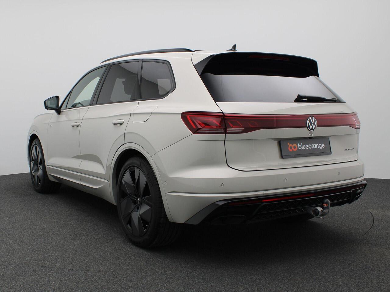 Volkswagen TOUAREG 3.0 TSi eHybrid 4MOTION R Edition 463PK Aut. Pano-Schuifdak, Nachtzicht Camera, Trekhaak, Dynaudio, 21" LM Velgen, Puglia Leder, Keyless, Alarm, Stoel-Stuurverwarming, Matrix-LED Verlichting