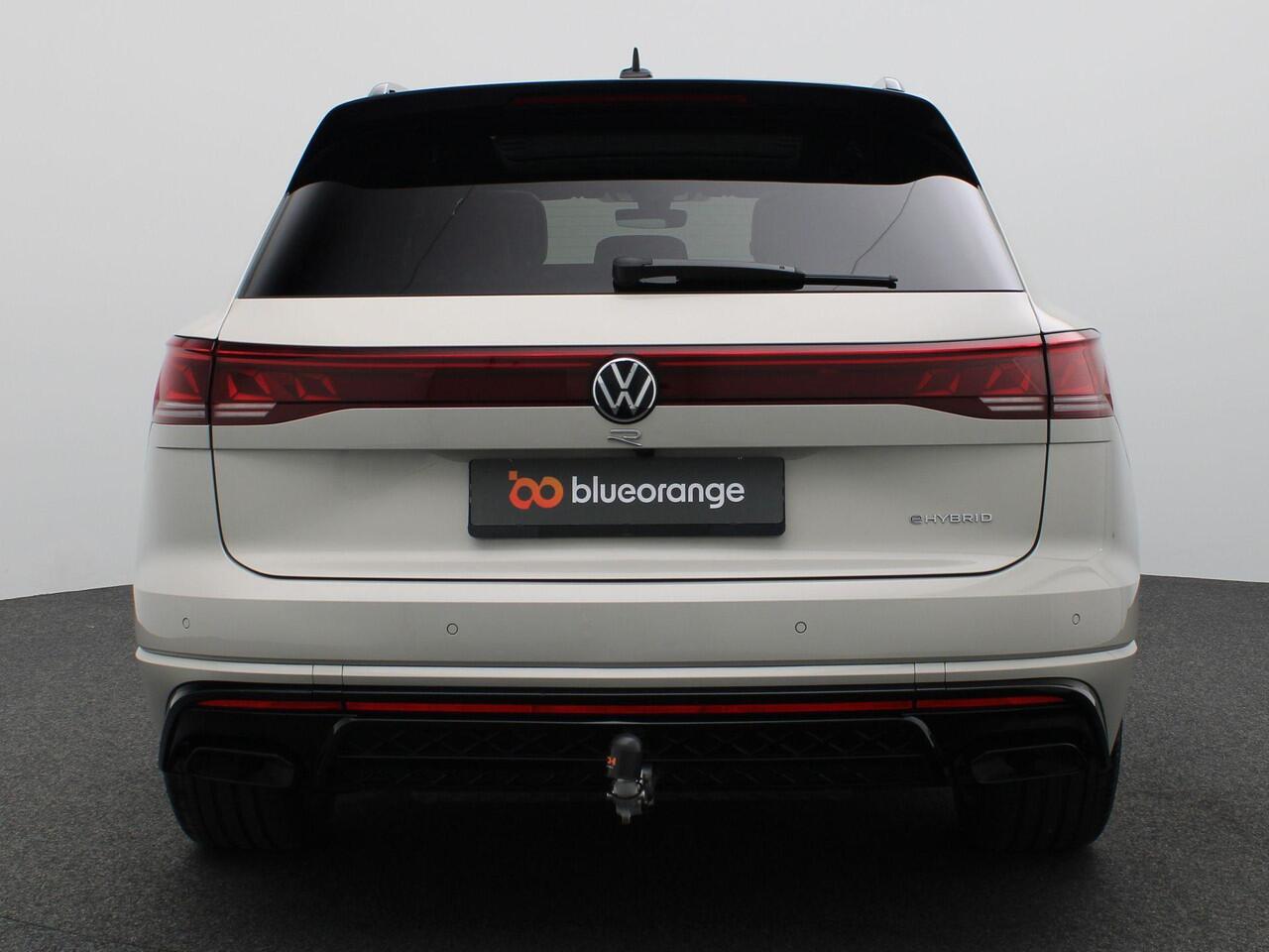 Volkswagen TOUAREG 3.0 TSi eHybrid 4MOTION R Edition 463PK Aut. Pano-Schuifdak, Nachtzicht Camera, Trekhaak, Dynaudio, 21" LM Velgen, Puglia Leder, Keyless, Alarm, Stoel-Stuurverwarming, Matrix-LED Verlichting