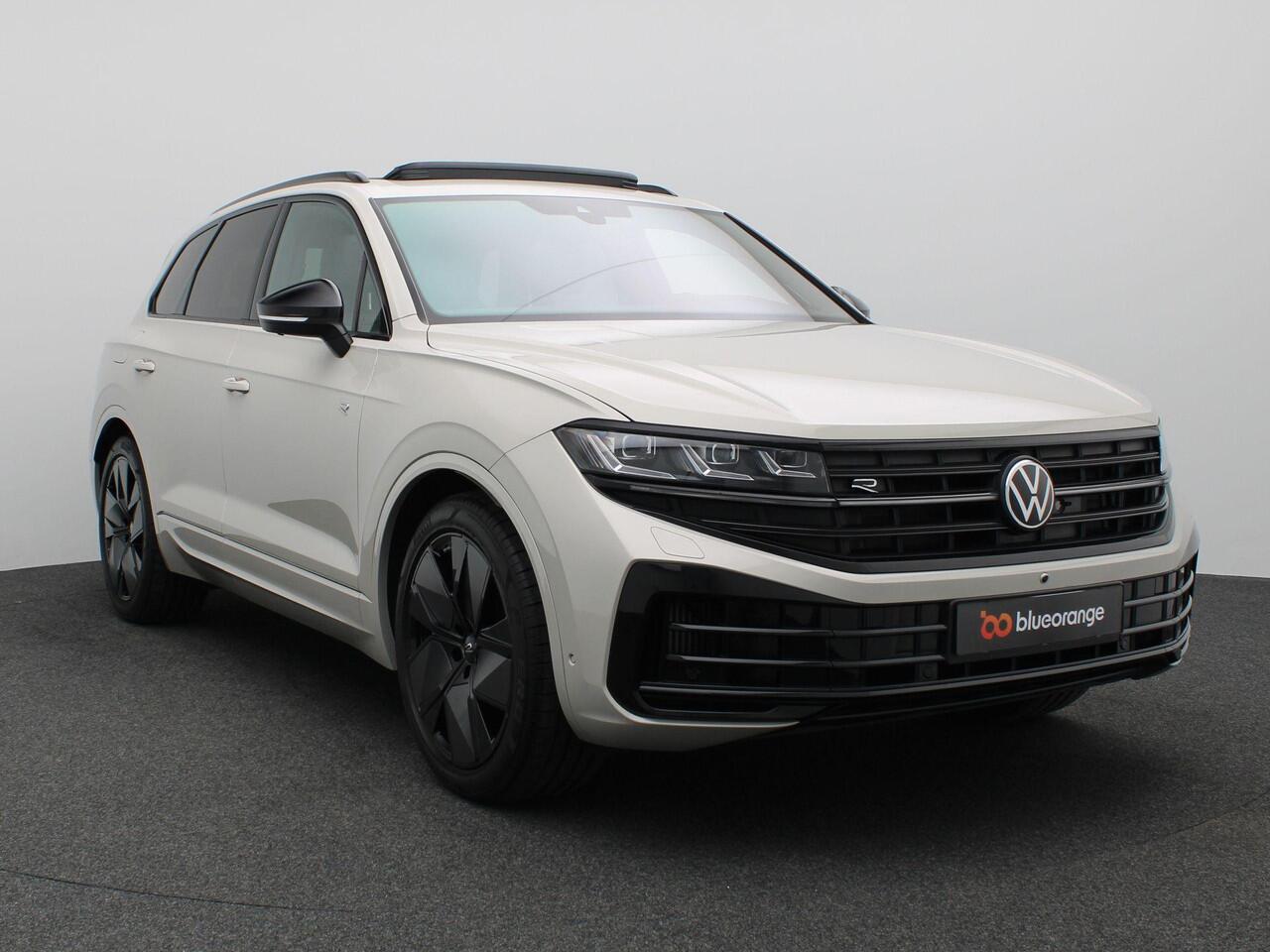 Volkswagen TOUAREG 3.0 TSi eHybrid 4MOTION R Edition 463PK Aut. Pano-Schuifdak, Nachtzicht Camera, Trekhaak, Dynaudio, 21" LM Velgen, Puglia Leder, Keyless, Alarm, Stoel-Stuurverwarming, Matrix-LED Verlichting