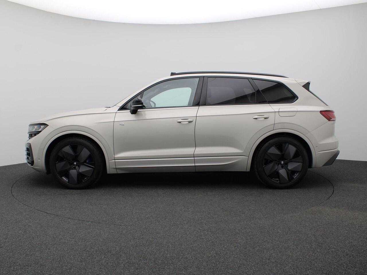 Volkswagen TOUAREG 3.0 TSi eHybrid 4MOTION R Edition 463PK Aut. Pano-Schuifdak, Nachtzicht Camera, Trekhaak, Dynaudio, 21" LM Velgen, Puglia Leder, Keyless, Alarm, Stoel-Stuurverwarming, Matrix-LED Verlichting
