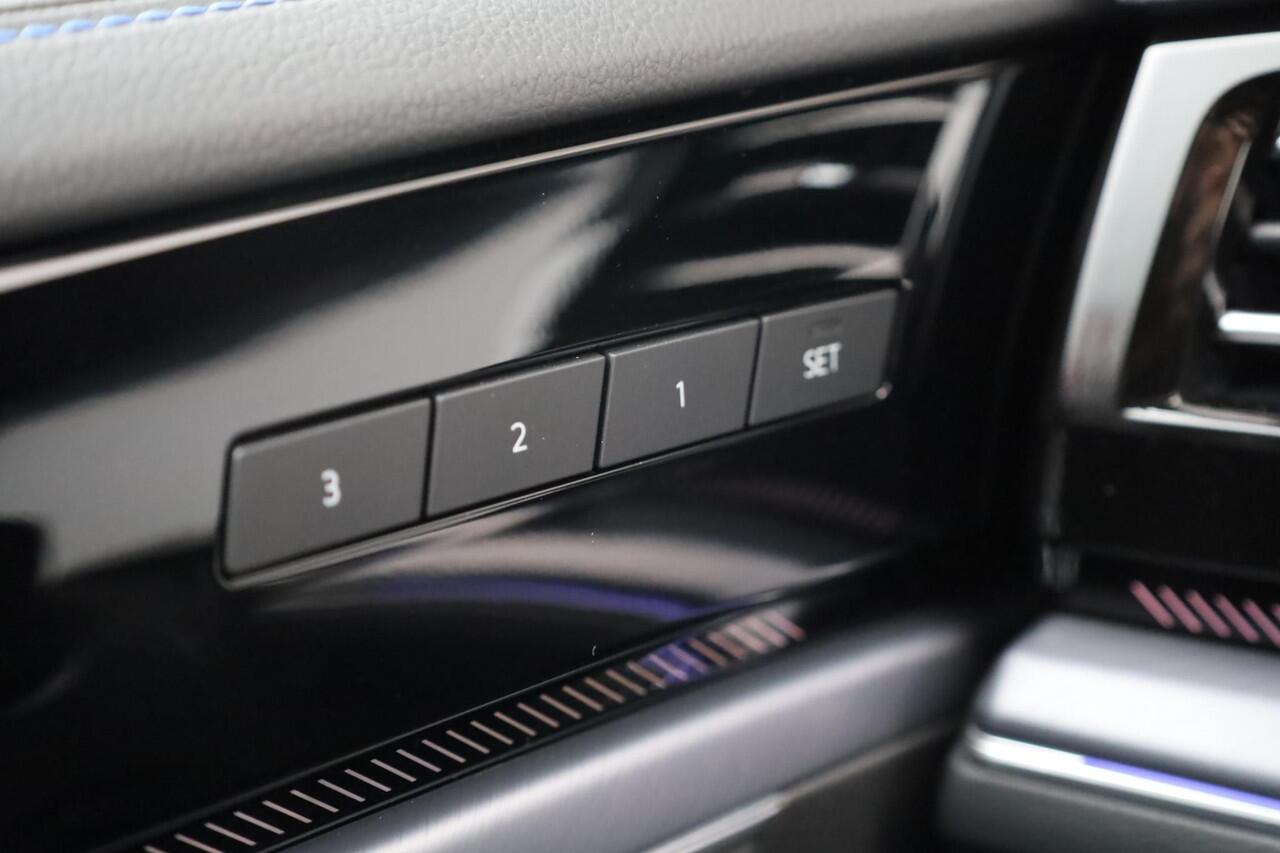 Volkswagen TOUAREG 3.0 TSi eHybrid 4MOTION R 340KW/462PK DSG Hybride, trekhaak wegklapbaar, Nachtzicht ass, panoramadak, Puglia ergo lederen bekl, Headup, 22'' Estoriel velgen, tegenmeerprijs winterset ( zie foto) Comfort pakket, memory pakket, licht en zicht pakket, geluid