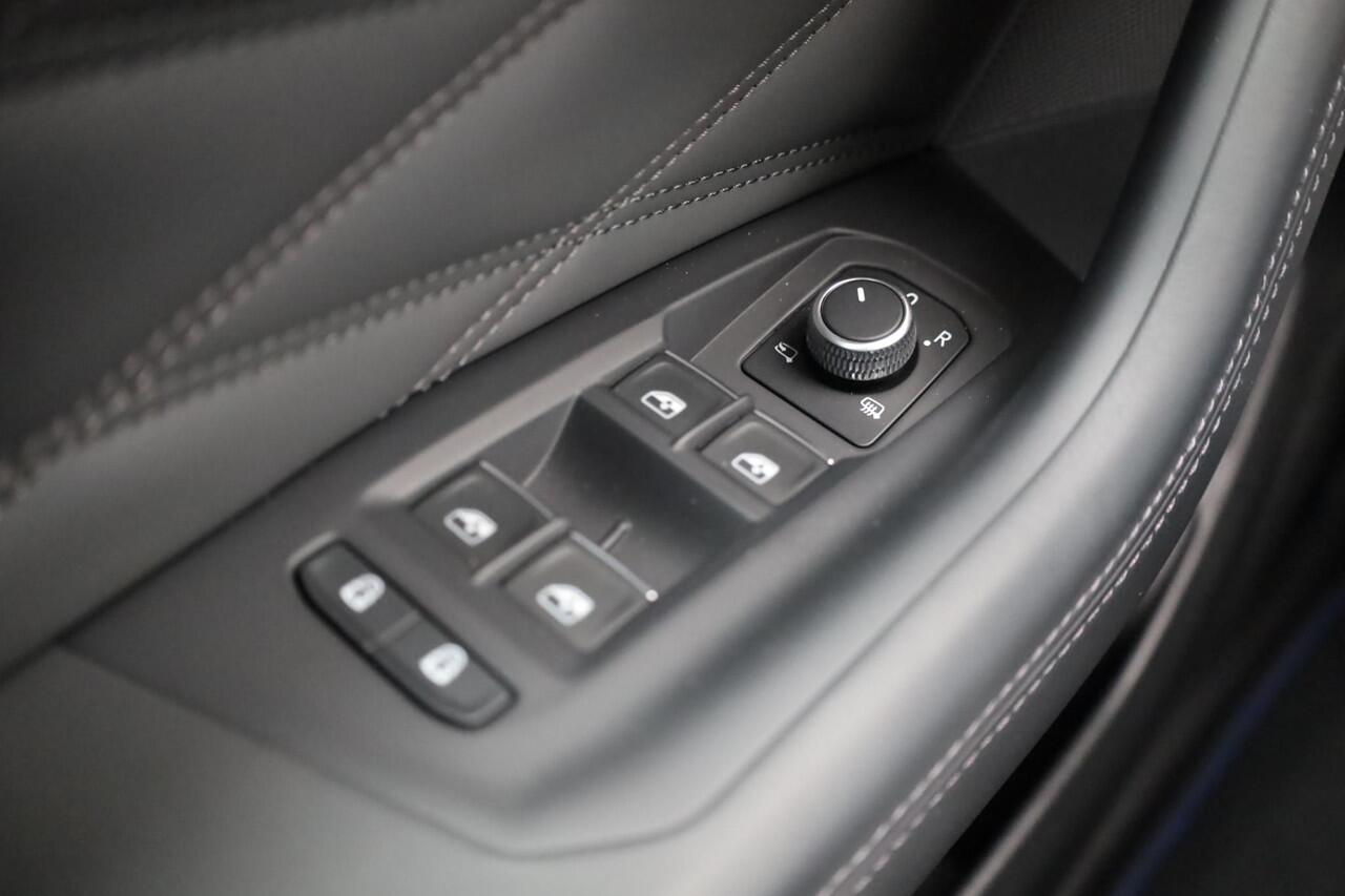 Volkswagen TOUAREG 3.0 TSi eHybrid 4MOTION R 340KW/462PK DSG Hybride, trekhaak wegklapbaar, Nachtzicht ass, panoramadak, Puglia ergo lederen bekl, Headup, 22'' Estoriel velgen, tegenmeerprijs winterset ( zie foto) Comfort pakket, memory pakket, licht en zicht pakket, geluid
