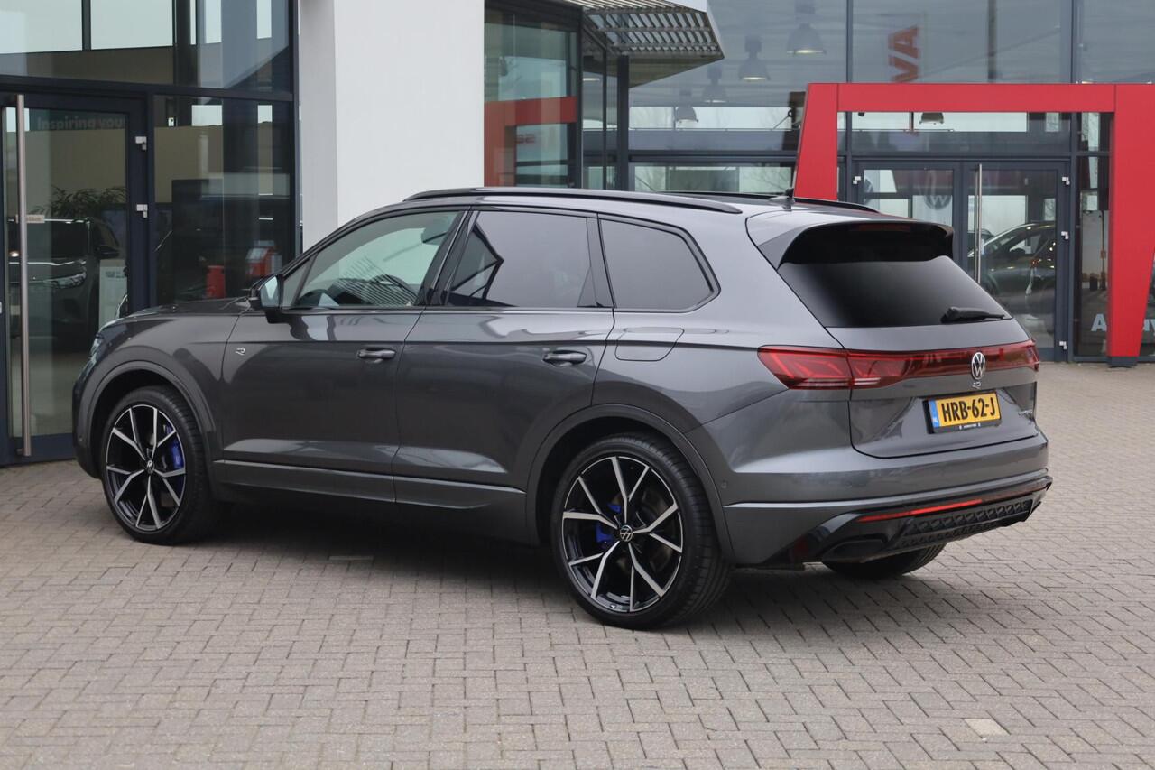 Volkswagen TOUAREG 3.0 TSi eHybrid 4MOTION R 340KW/462PK DSG Hybride, trekhaak wegklapbaar, Nachtzicht ass, panoramadak, Puglia ergo lederen bekl, Headup, 22'' Estoriel velgen, tegenmeerprijs winterset ( zie foto) Comfort pakket, memory pakket, licht en zicht pakket, geluid