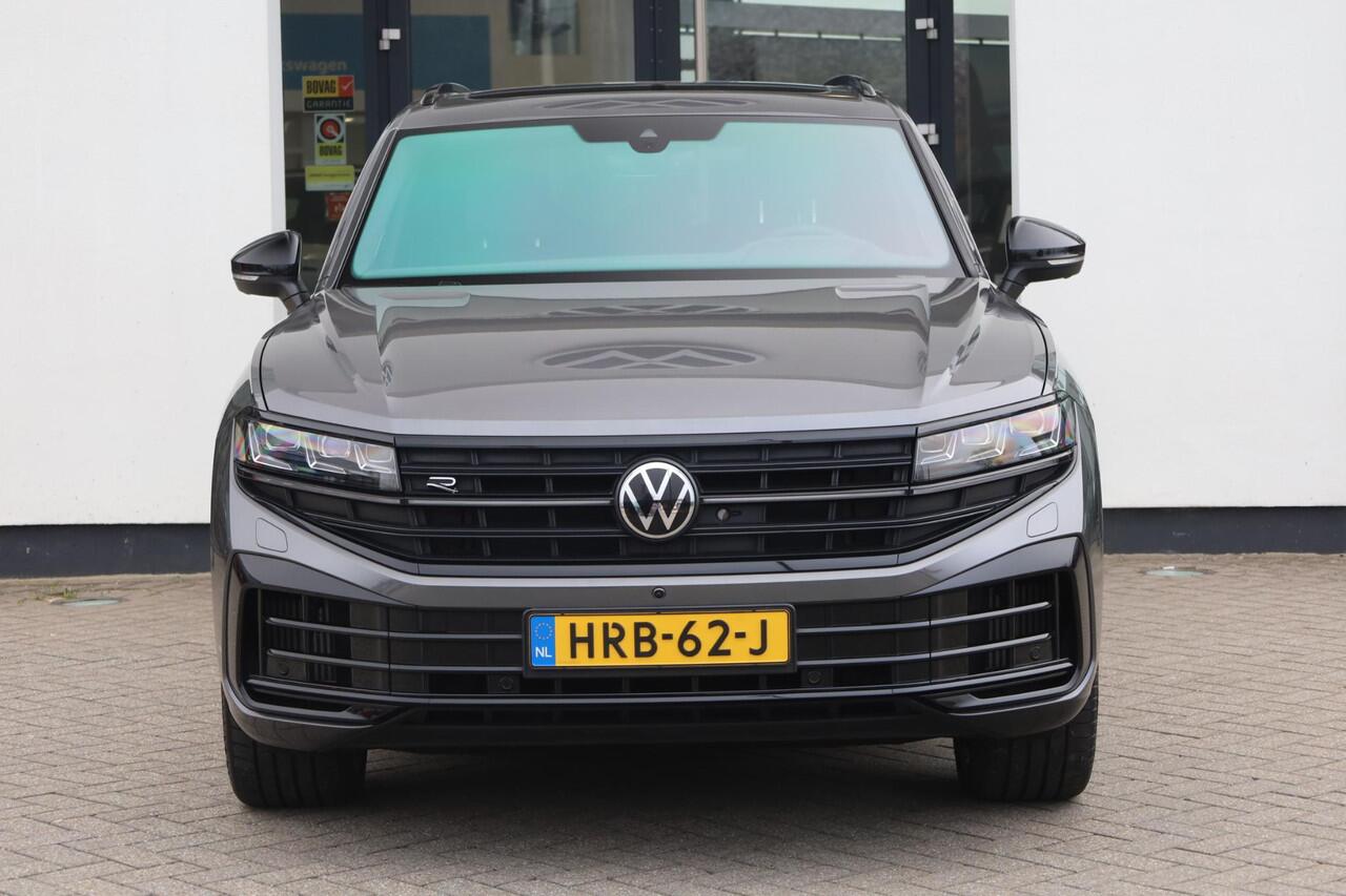 Volkswagen TOUAREG 3.0 TSi eHybrid 4MOTION R 340KW/462PK DSG Hybride, trekhaak wegklapbaar, Nachtzicht ass, panoramadak, Puglia ergo lederen bekl, Headup, 22'' Estoriel velgen, tegenmeerprijs winterset ( zie foto) Comfort pakket, memory pakket, licht en zicht pakket, geluid