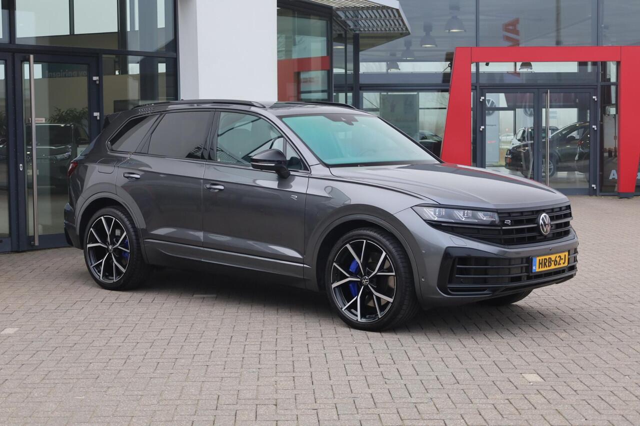 Volkswagen TOUAREG 3.0 TSi eHybrid 4MOTION R 340KW/462PK DSG Hybride, trekhaak wegklapbaar, Nachtzicht ass, panoramadak, Puglia ergo lederen bekl, Headup, 22'' Estoriel velgen, tegenmeerprijs winterset ( zie foto) Comfort pakket, memory pakket, licht en zicht pakket, geluid