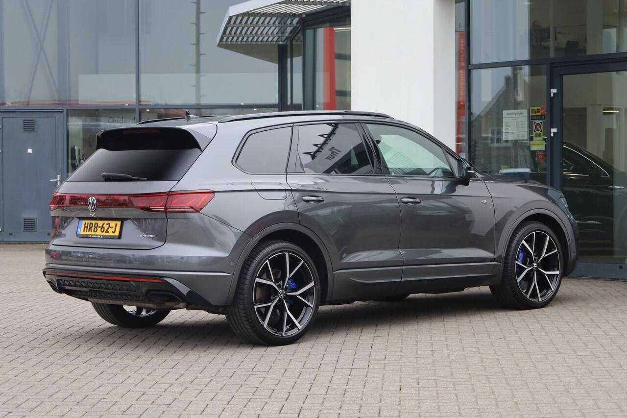 Volkswagen TOUAREG 3.0 TSi eHybrid 4MOTION R 340KW/462PK DSG Hybride, trekhaak wegklapbaar, Nachtzicht ass, panoramadak, Puglia ergo lederen bekl, Headup, 22'' Estoriel velgen, tegenmeerprijs winterset ( zie foto) Comfort pakket, memory pakket, licht en zicht pakket, geluid