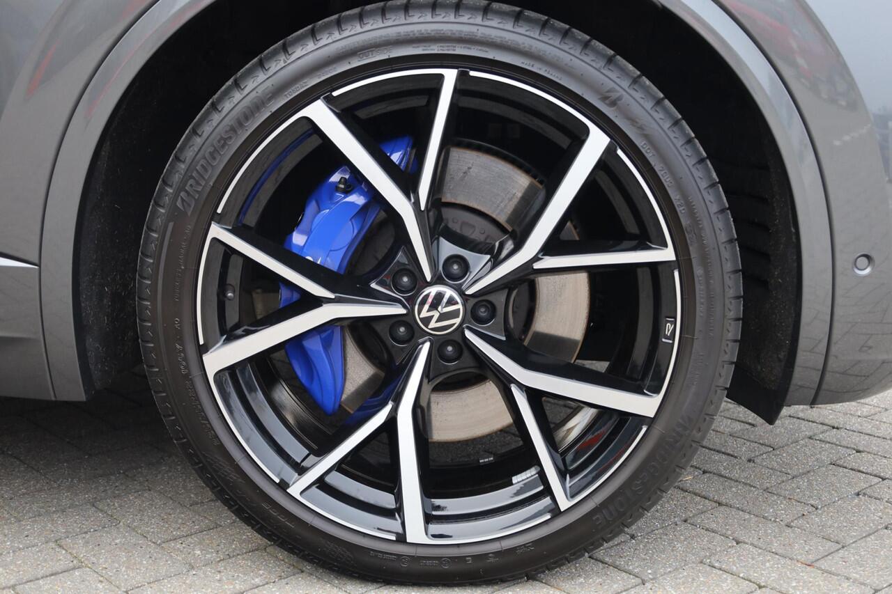 Volkswagen TOUAREG 3.0 TSi eHybrid 4MOTION R 340KW/462PK DSG Hybride, trekhaak wegklapbaar, Nachtzicht ass, panoramadak, Puglia ergo lederen bekl, Headup, 22'' Estoriel velgen, tegenmeerprijs winterset ( zie foto) Comfort pakket, memory pakket, licht en zicht pakket, geluid