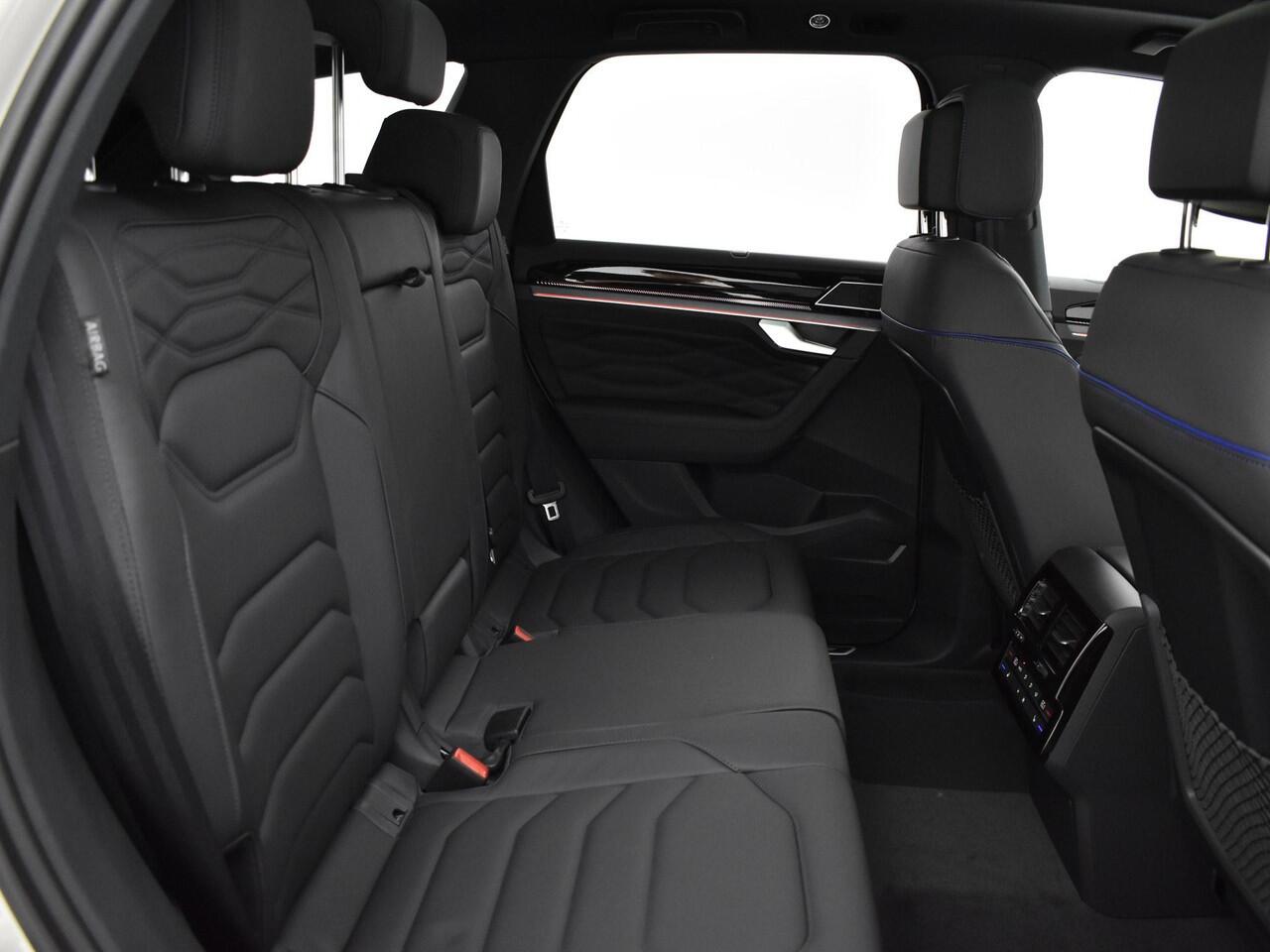 Volkswagen TOUAREG R Edition 3.0 eHybrid 462 pk 8 versn. · Comfort pakket · Nachtzichtassistent (night vision) · Opberg pakket · Trekhaak inclusief aanhangermanoeuvreerhulp 'trailer assist'