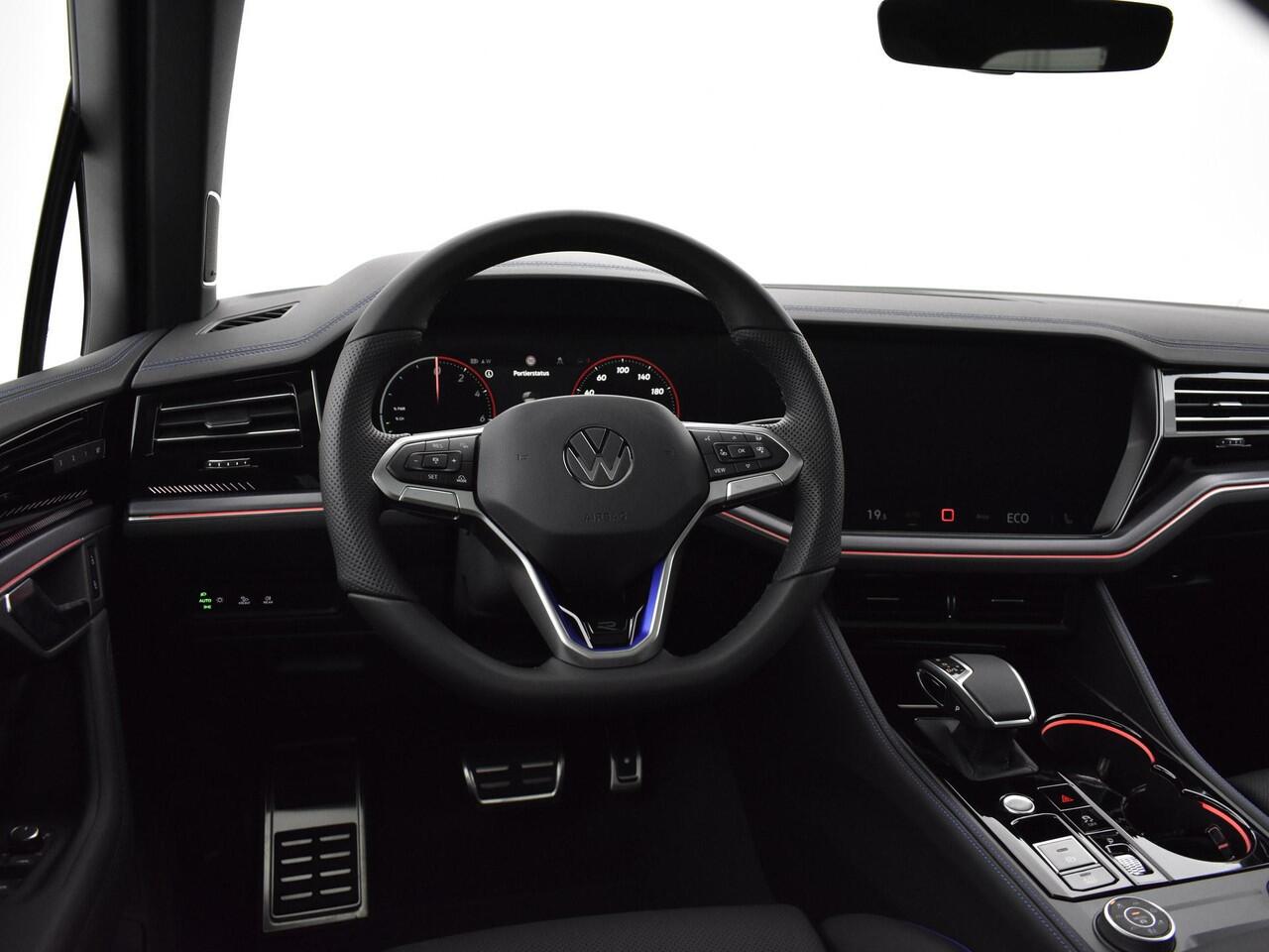 Volkswagen TOUAREG R Edition 3.0 eHybrid 462 pk 8 versn. · Comfort pakket · Nachtzichtassistent (night vision) · Opberg pakket · Trekhaak inclusief aanhangermanoeuvreerhulp 'trailer assist'