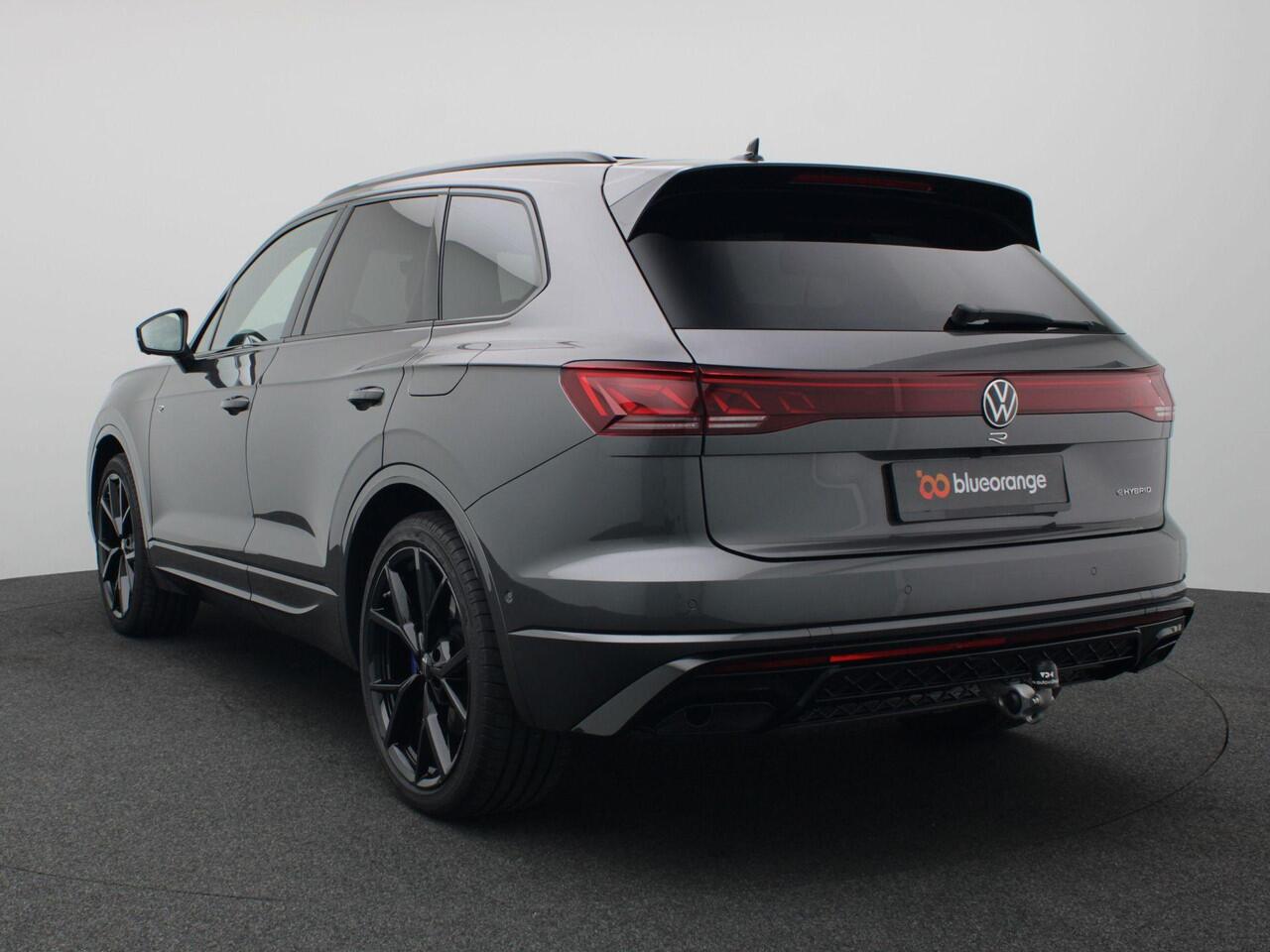 Volkswagen TOUAREG 3.0 TSi eHybrid 4MOTION R Final Edition 463PK DSG matrix led, trekhaak, panoramadak, 360gr. camera, leder, luchtvering, keyless, stuur-stoelverwarming, Dynaudio, head-up display, 22" lichtmetaal