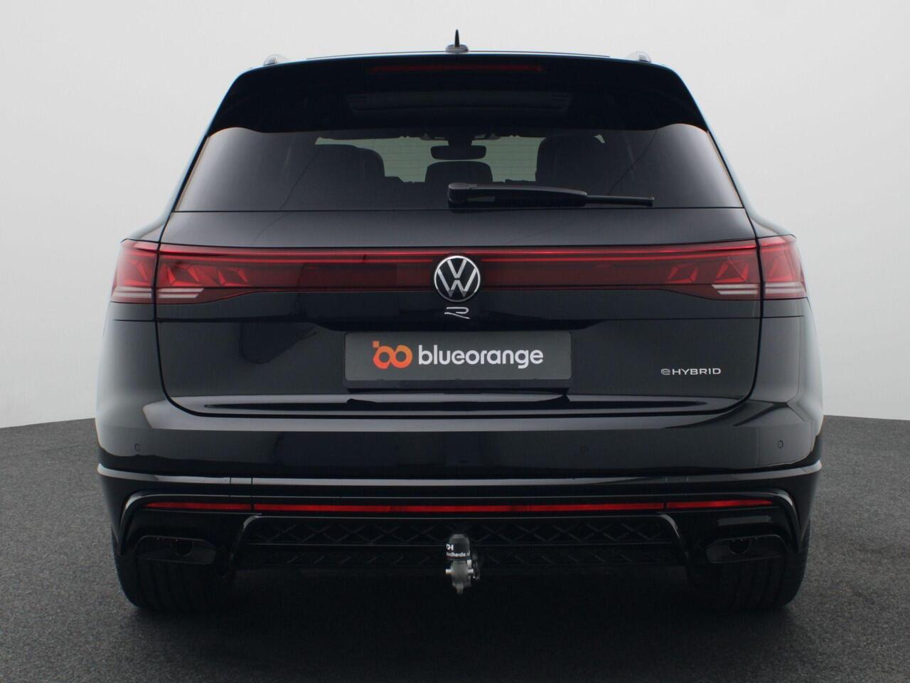 Volkswagen TOUAREG 3.0 TSi eHybrid 4MOTION R Edition 463PK DSG matrix led, trekhaak, panoramadak, 360gr. camera, leder, luchtvering, keyless, stuur-stoelverwarming, Dynaudio, head-up display, 22" lichtmetaal