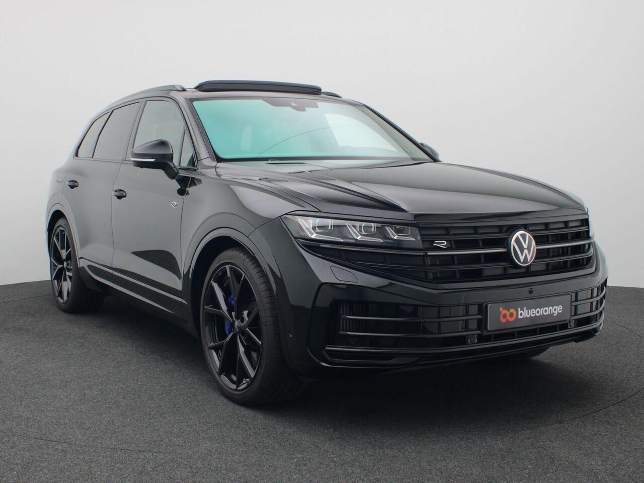 Volkswagen TOUAREG 3.0 TSi eHybrid 4MOTION R Edition 463PK DSG matrix led, trekhaak, panoramadak, 360gr. camera, leder, luchtvering, keyless, stuur-stoelverwarming, Dynaudio, head-up display, 22" lichtmetaal