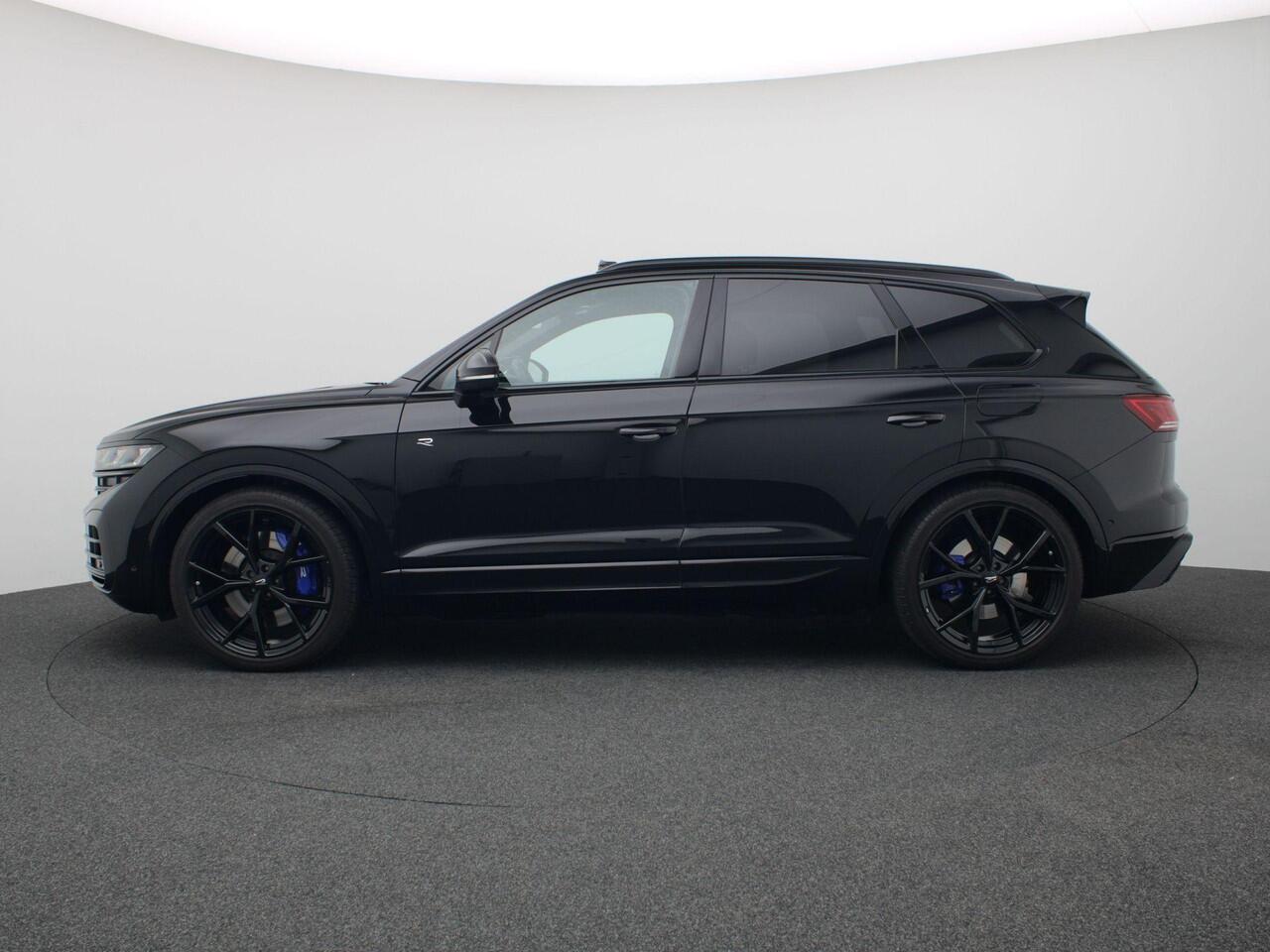 Volkswagen TOUAREG 3.0 TSi eHybrid 4MOTION R Edition 463PK DSG matrix led, trekhaak, panoramadak, 360gr. camera, leder, luchtvering, keyless, stuur-stoelverwarming, Dynaudio, head-up display, 22" lichtmetaal