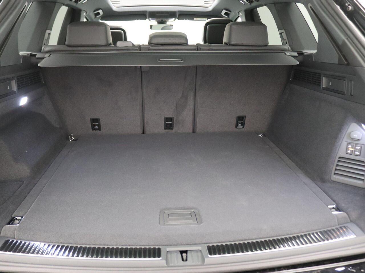 Volkswagen TOUAREG 3.0 TSi eHybrid 4MOTION R Edition 463PK DSG matrix led, trekhaak, panoramadak, 360gr. camera, leder, luchtvering, keyless, stuur-stoelverwarming, Dynaudio, head-up display, 22" lichtmetaal