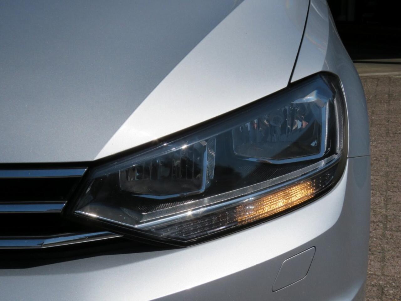 Volkswagen TOURAN 1.2 TSI CON. SERIES SOUND / Camera / Wegklap.haak / Stoelverwarming /