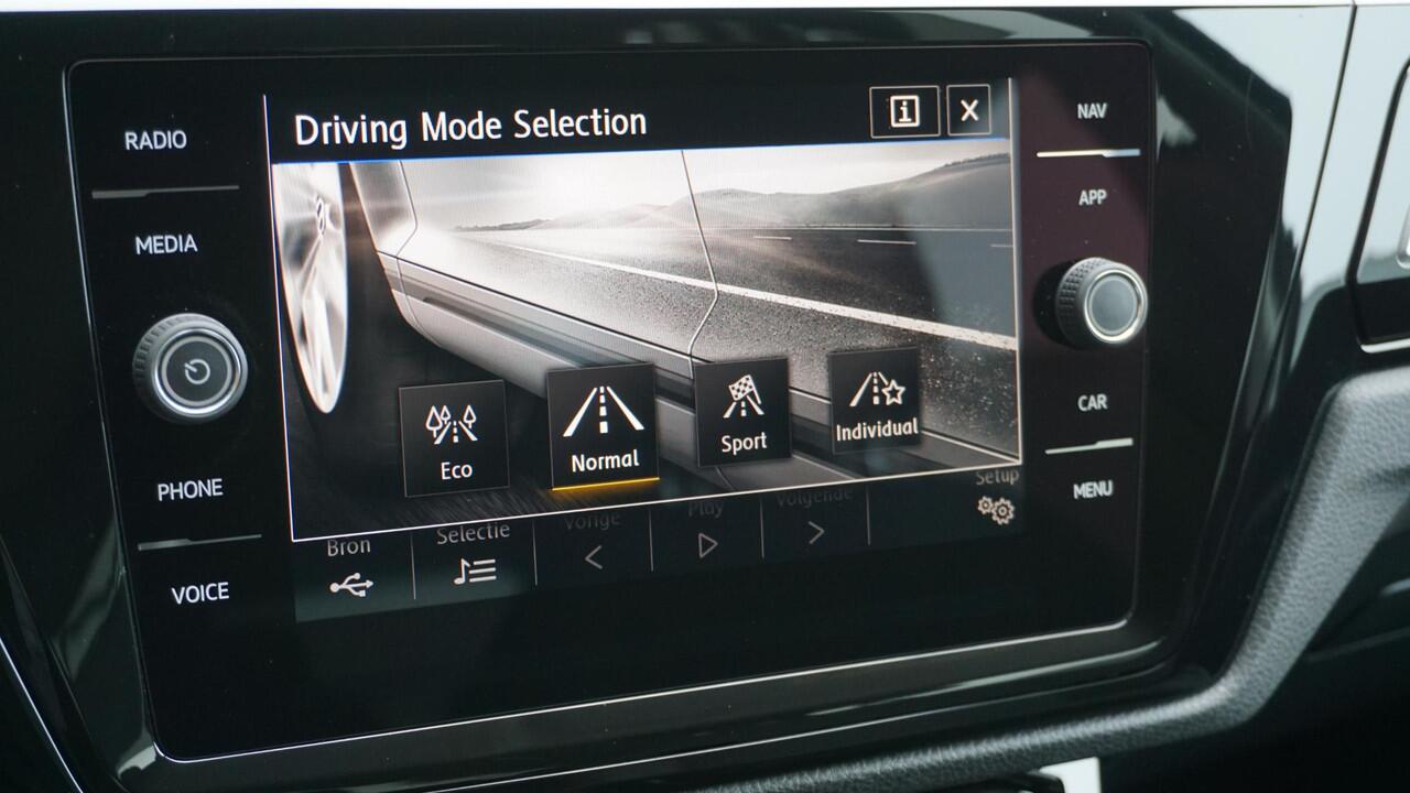 Volkswagen TOURAN 1.5 TSI 150PK 7-Zits DSG R-Line & Highline LED Keyless 17inch LM Stoel & Stuurverwarming *Unieke nette staat*