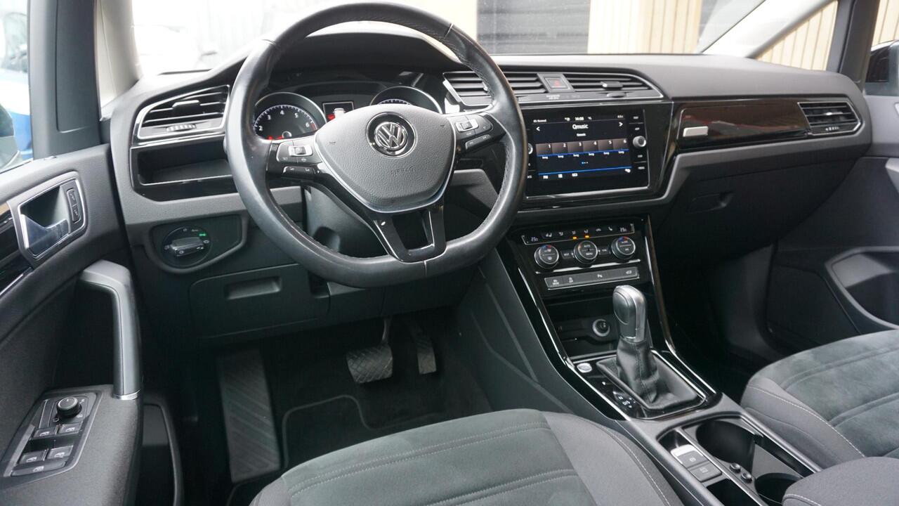 Volkswagen TOURAN 1.5 TSI 150PK 7-Zits DSG R-Line & Highline LED Keyless 17inch LM Stoel & Stuurverwarming *Unieke nette staat*