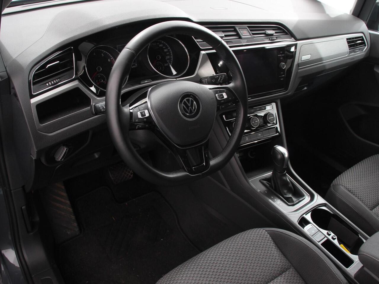 Volkswagen TOURAN 1.5 TSI DSG Comfortline 7p Navigatie Apple Carplay/Android Auto Parkeersensoren Adaptive Cruise Control Stoelverwarming Climate Control