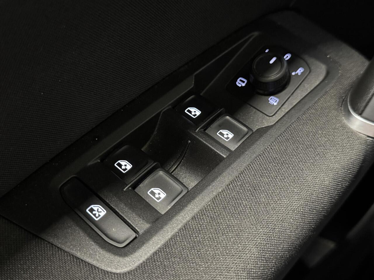 Volkswagen TOURAN 1.5 TSI Active 7 Persoons | Climate Control | Virtual Cockpit | Cruise Control | Navigatie | Apple Carplay/Android Auto | Stoelverwarming | Dodehoek detectie | ( Vestiging - Vianen Tel: 0347-371248 )