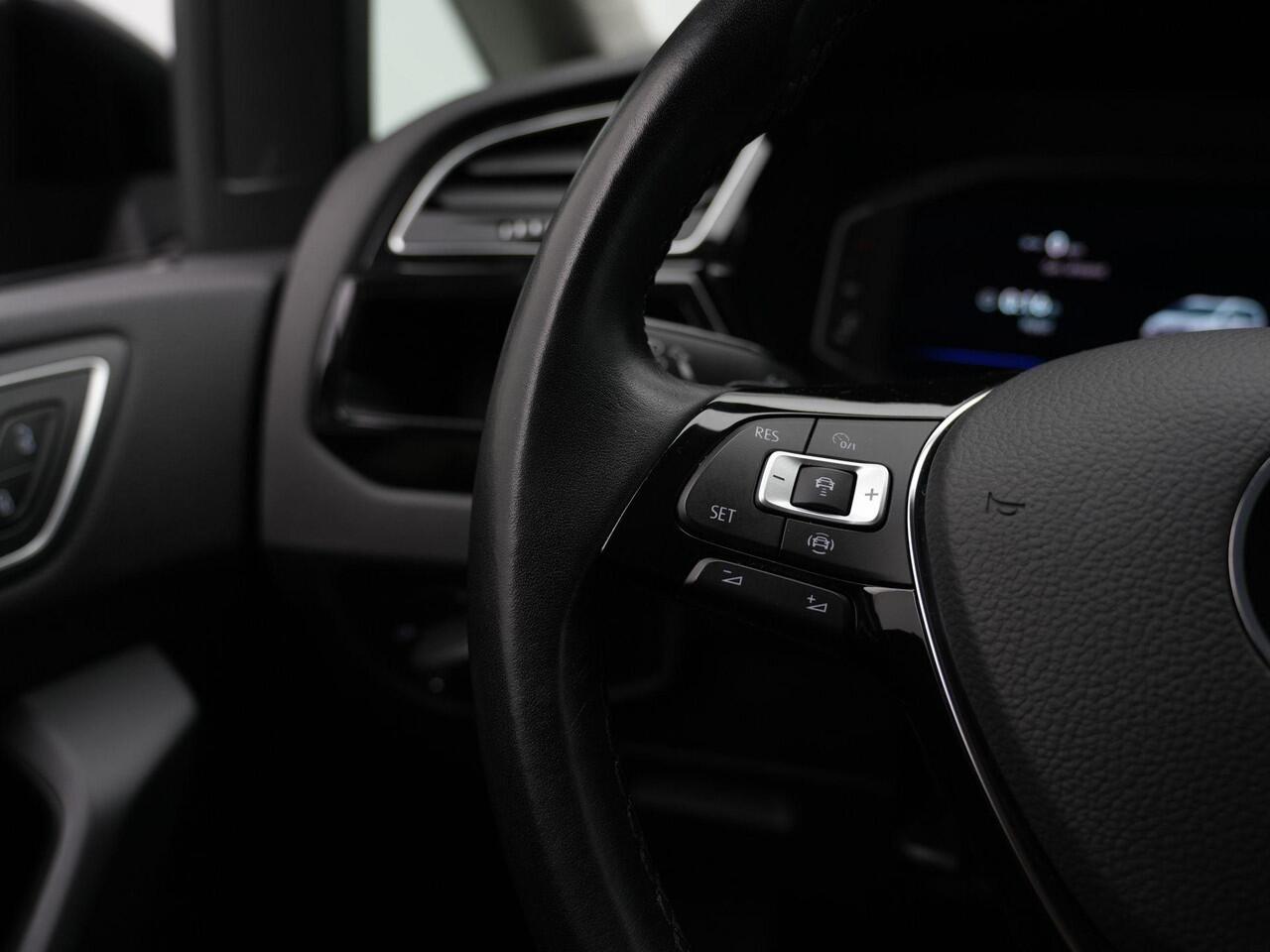 Volkswagen TOURAN 7 pers. 1.5 TSI 150 pk DSG Highline / R-Line | Trekhaak | Achteruitrijcamera | Navigatie | Stoelverwarming | Adaptive Cruise