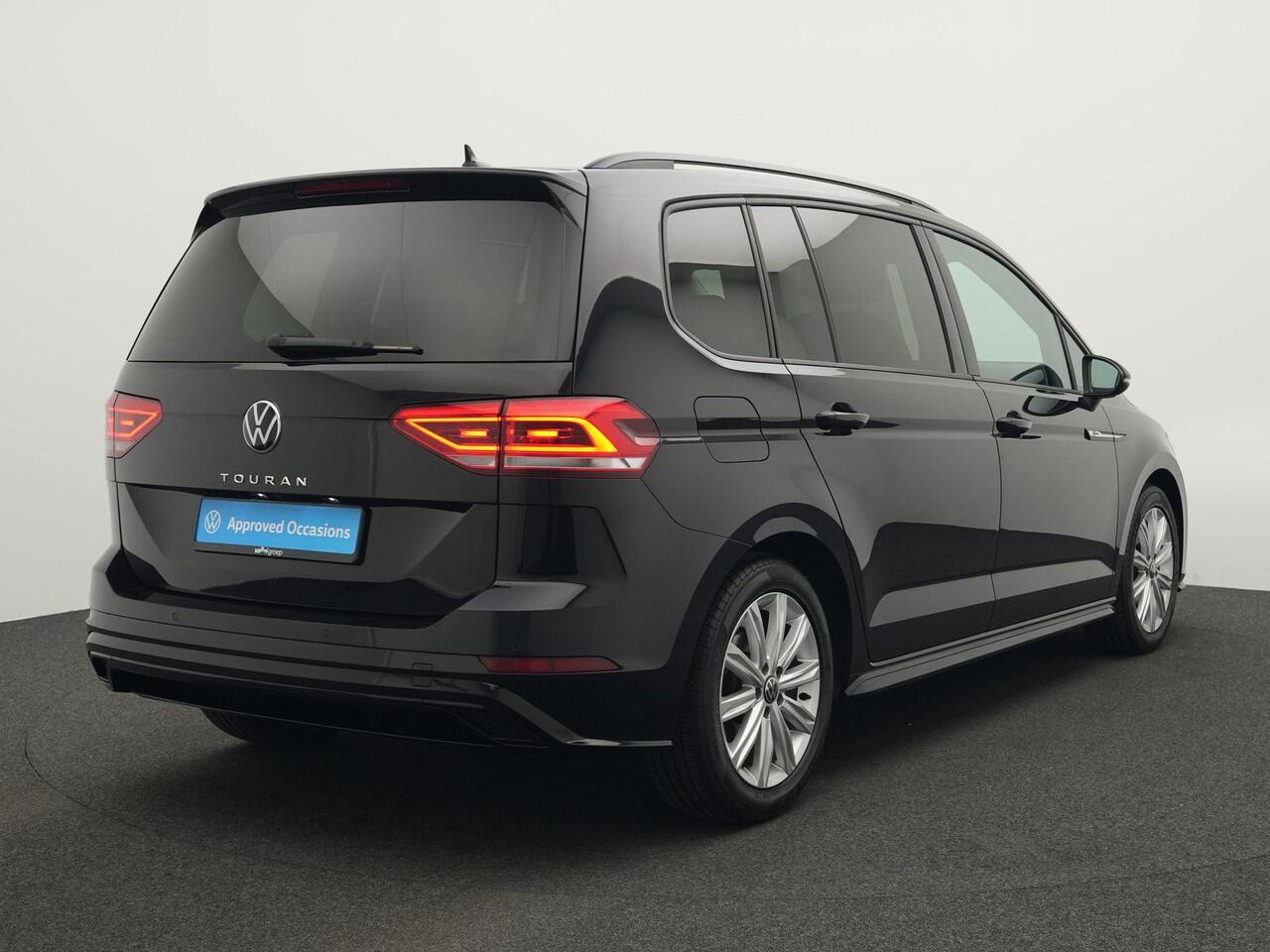 Volkswagen TOURAN 7-zits 1.5 TSI Highline Business R / R-Line | Stoel- /achterbankverwarming | Adaptive Cruise | Sportonderstel | Achteruitrijcamera | 17 inch
