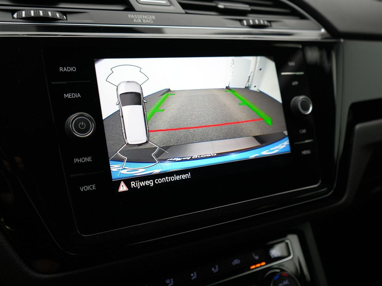 Volkswagen TOURAN 7-zits 1.5 TSI Highline Business R / R-Line | Stoel- /achterbankverwarming | Adaptive Cruise | Sportonderstel | Achteruitrijcamera | 17 inch