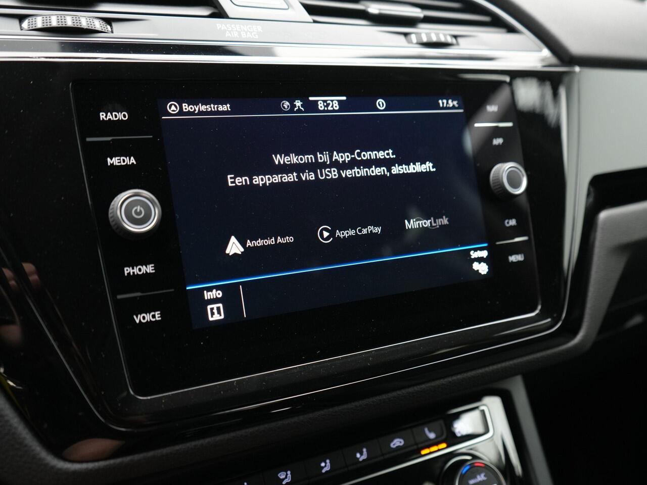 Volkswagen TOURAN 7-zits 1.5 TSI Highline Business R / R-Line | Stoel- /achterbankverwarming | Adaptive Cruise | Sportonderstel | Achteruitrijcamera | 17 inch