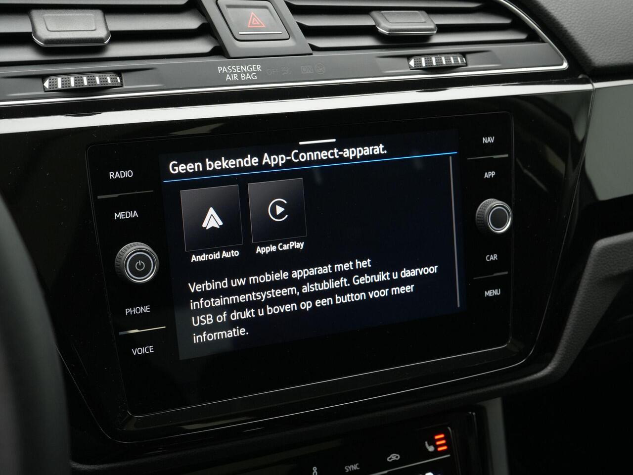 Volkswagen TOURAN 7-zits 1.5 TSI 150 pk DSG Highline | Panoramadak | Trekhaak | Stoelverwarming | Sportonderstel | Side Assist | Black Style