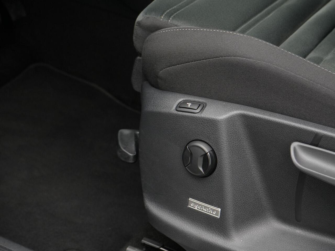 Volkswagen TOURAN 7-zits 1.5 TSI 150 pk DSG Highline | Panoramadak | Trekhaak | Stoelverwarming | Sportonderstel | Side Assist | Black Style