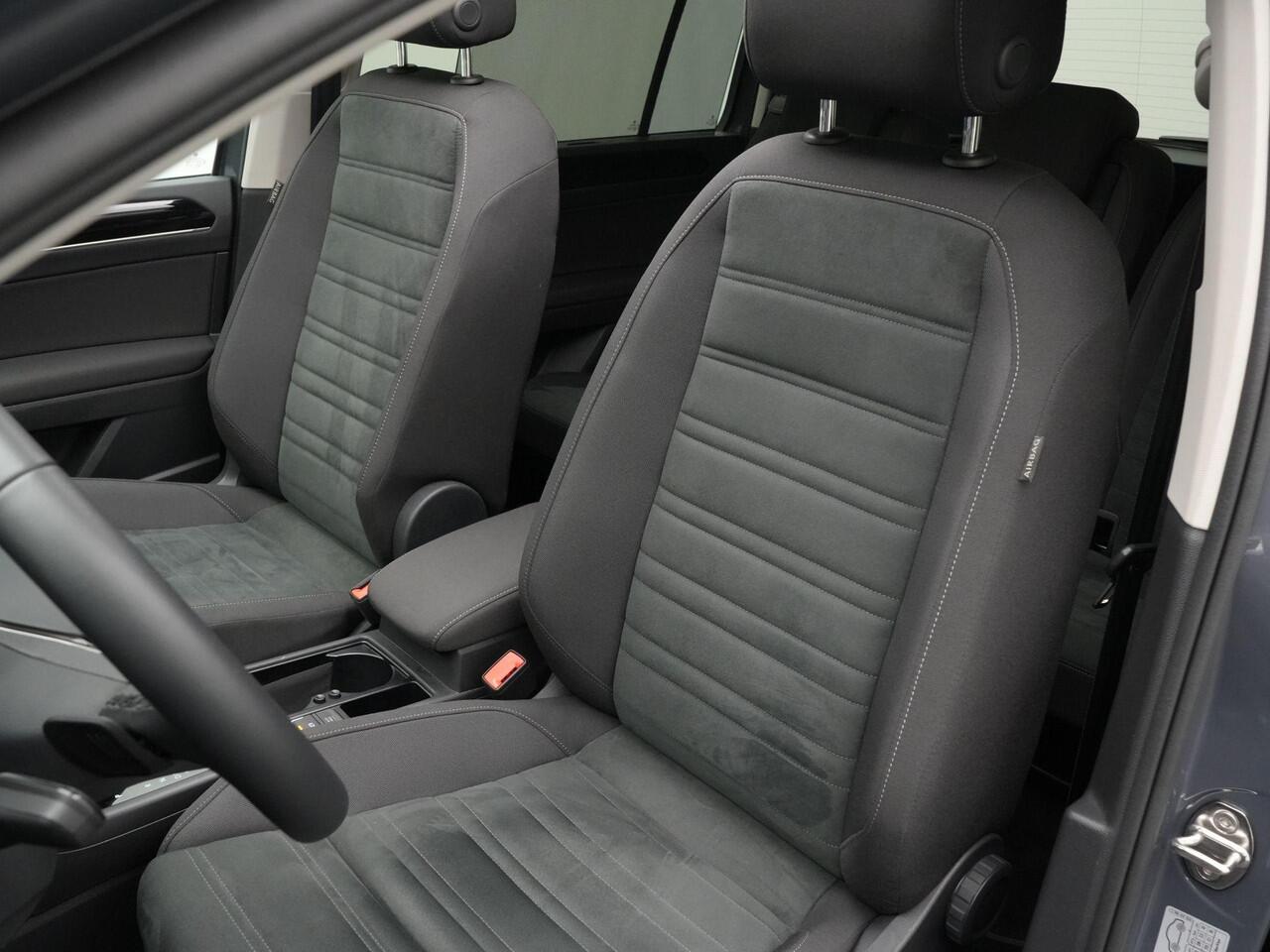 Volkswagen TOURAN 7-zits 1.5 TSI 150 pk DSG Highline | Panoramadak | Trekhaak | Stoelverwarming | Sportonderstel | Side Assist | Black Style