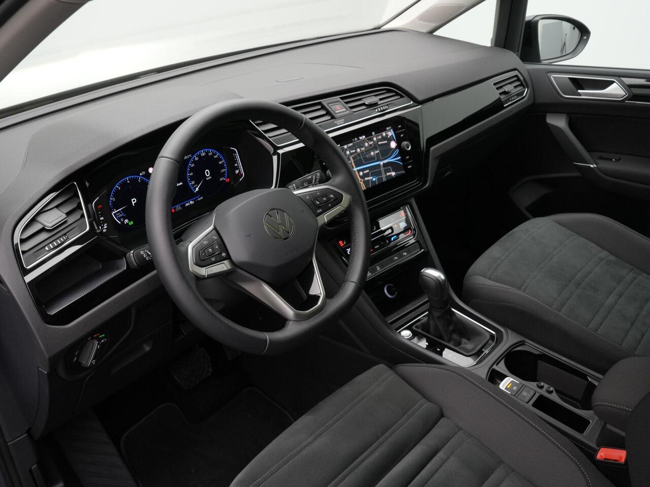 Volkswagen TOURAN 7-zits 1.5 TSI 150 pk DSG Highline | Panoramadak | Trekhaak | Stoelverwarming | Sportonderstel | Side Assist | Black Style