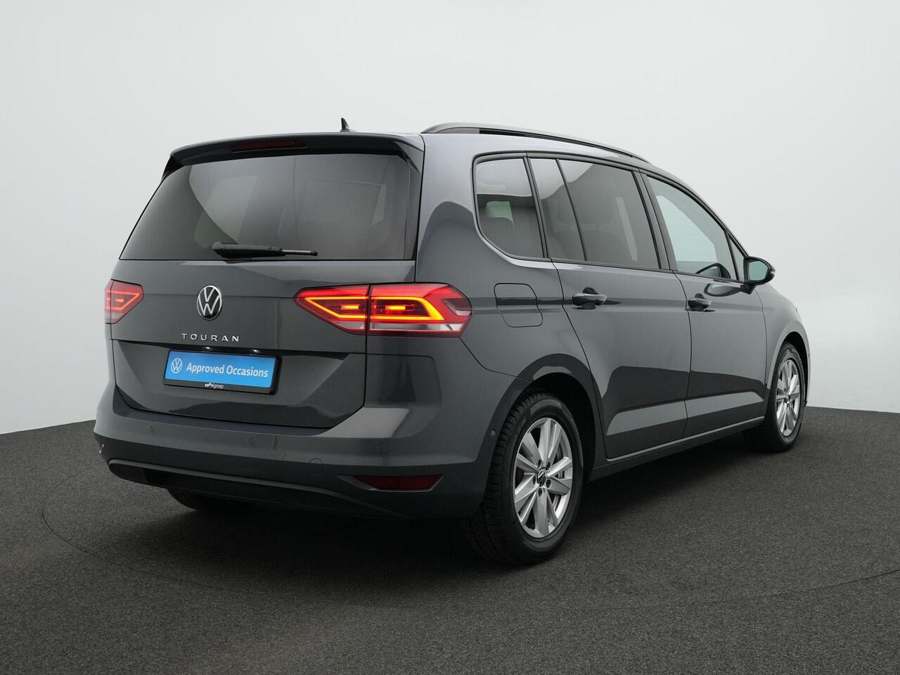 Volkswagen TOURAN 7-zits 1.5 TSI 150 pk DSG Highline | Panoramadak | Trekhaak | Stoelverwarming | Sportonderstel | Side Assist | Black Style
