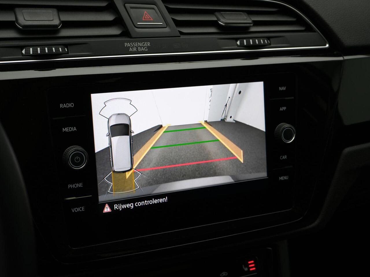 Volkswagen TOURAN 7-zits 1.5 TSI 150 pk DSG Highline | Panoramadak | Trekhaak | Stoelverwarming | Sportonderstel | Side Assist | Black Style