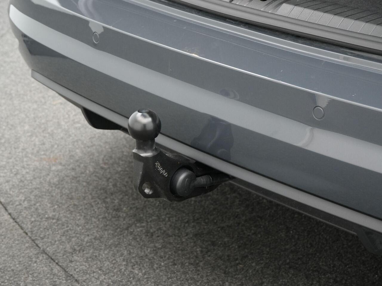 Volkswagen TOURAN 7-zits 1.5 TSI 150 pk DSG Highline | Panoramadak | Trekhaak | Stoelverwarming | Sportonderstel | Side Assist | Black Style