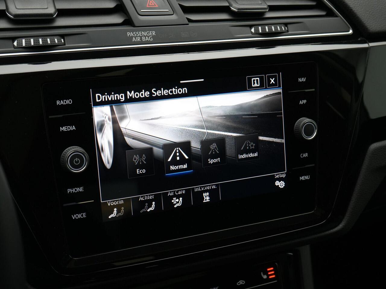 Volkswagen TOURAN 7-zits 1.5 TSI 150 pk DSG Highline | Panoramadak | Trekhaak | Stoelverwarming | Sportonderstel | Side Assist | Black Style