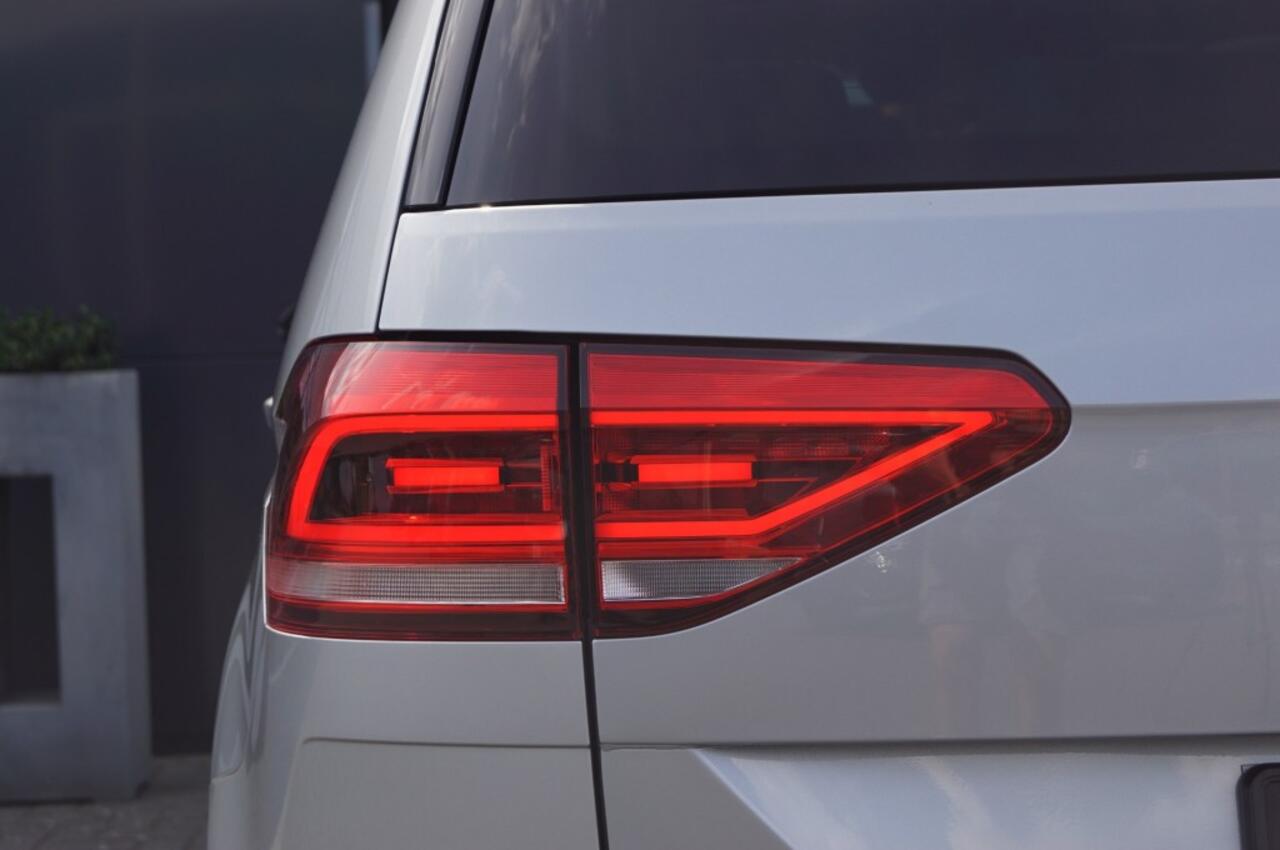 Volkswagen TOURAN 1.5 TSI DSG R-Line Black st/ 7Pers./Panodak /trekhaak wegkl./ACC