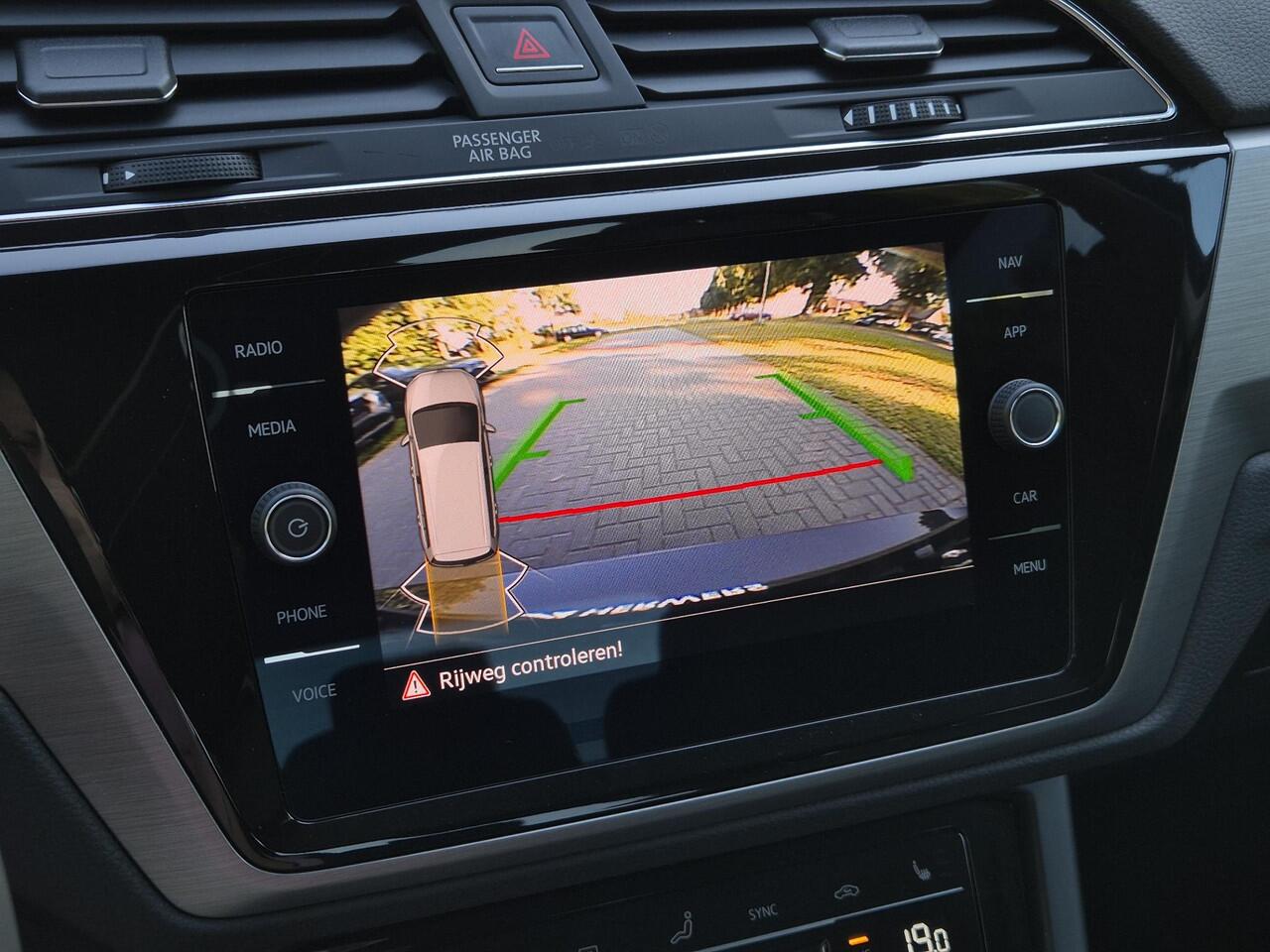 Volkswagen TOURAN 1.5 TSI Comfort Business 7 Persoons! Automaat / Keyless Entry / Adaptieve Cruise Control / Apple Carplay & Android Auto / Stoelverwarming / Achteruitrijcamera / Elektrische Achterklep / Climate control / Lichtmetalen Velgen / Parkeersensoren Voor + Achter