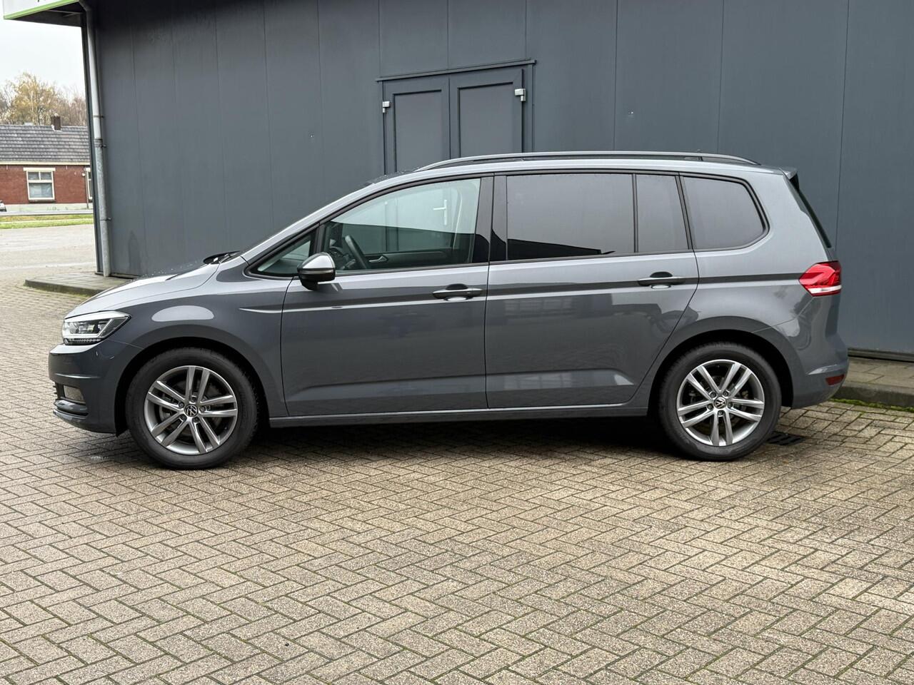 Volkswagen TOURAN 1.5 TSI Comfort Business 7 Persoons! Automaat / Keyless Entry / Adaptieve Cruise Control / Apple Carplay & Android Auto / Stoelverwarming / Achteruitrijcamera / Elektrische Achterklep / Climate control / Lichtmetalen Velgen / Parkeersensoren Voor + Achter