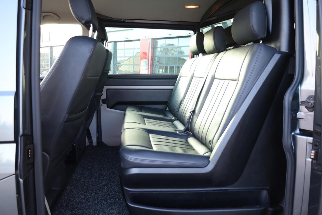 Volkswagen TRANSPORTER 2.0 TDI L2H1 DC 4Motion Highline 204PK / 150kW DSG, 4-motion 4 x 4 Dubbele cabine, trekhaak, achteruitrijcamera, parkeersensoren voor en achter (pdc), cruise control, verwarmbare voorruit, navigatie, DAB+, Apple Carplay / Android Auto, lederen bekleding, 