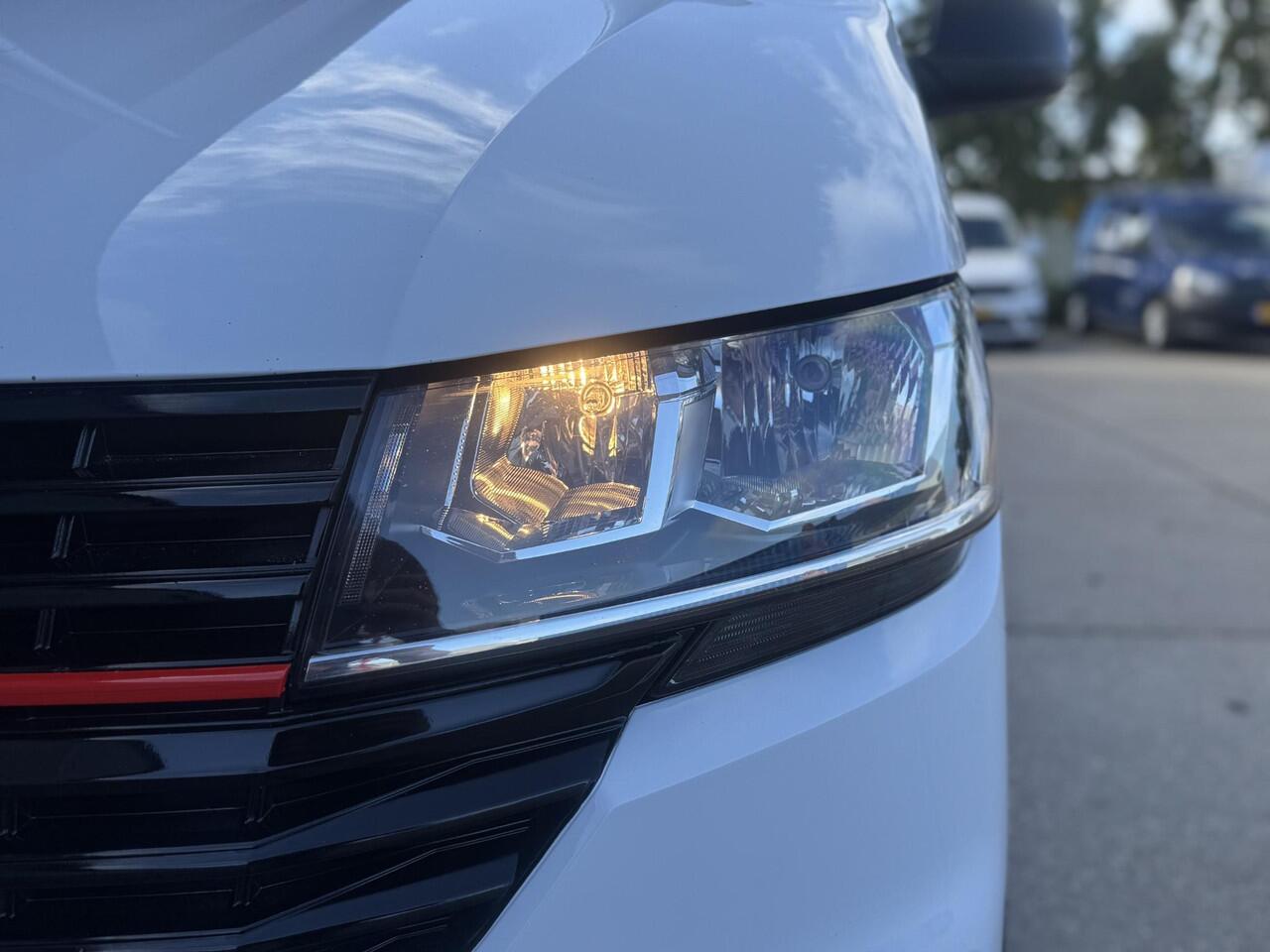 Volkswagen TRANSPORTER 2.0 TDI L2H1 30 Comfortline AIRCO / CRUISE CONTROLE / NAVI / CARPLAY / VERLAAGD