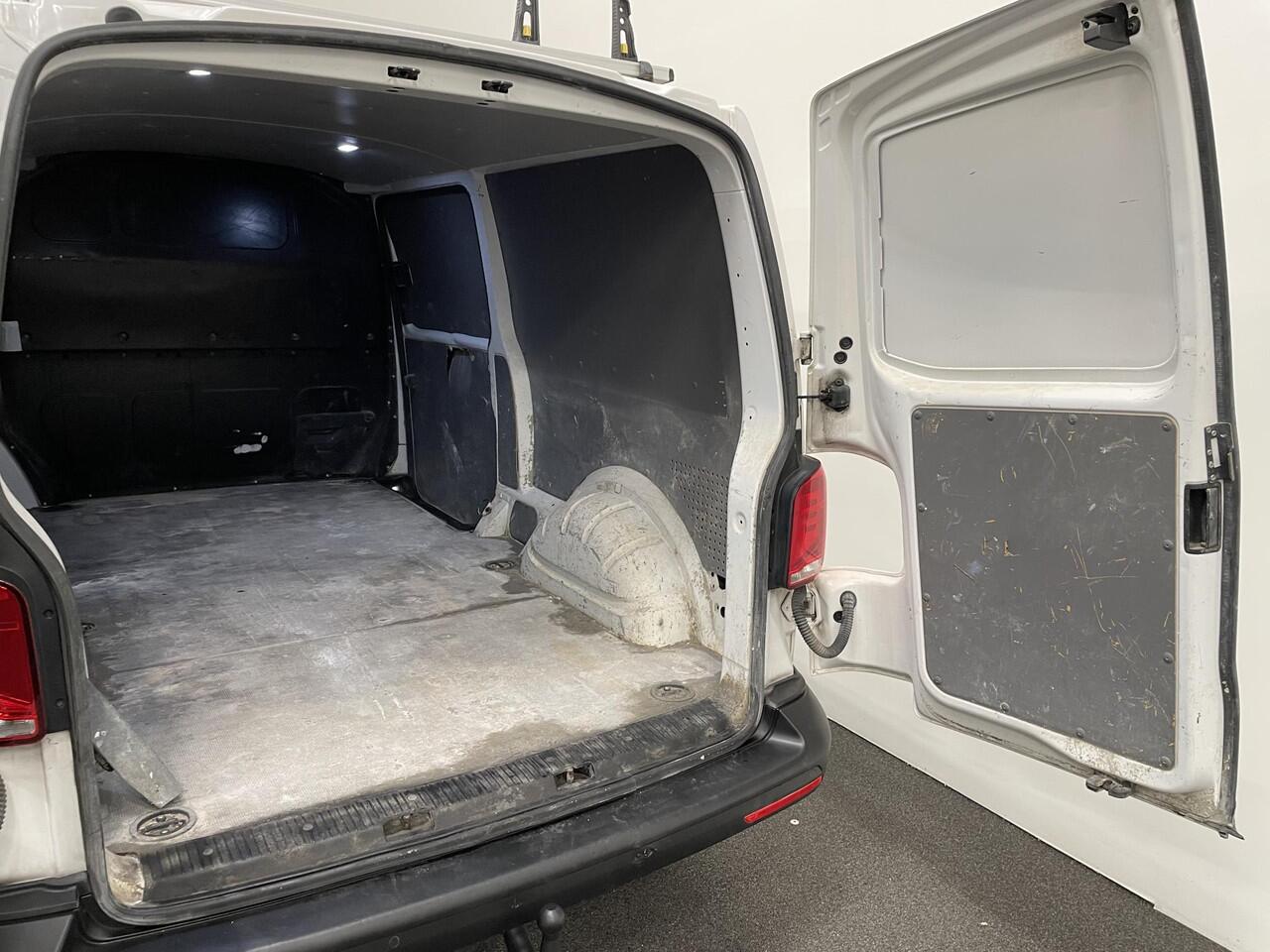 Volkswagen TRANSPORTER 2.0 TDI L2H1 110PK T6.1 Airco Cruise Control Apple CarPlay/MirrorLink Trekhaak