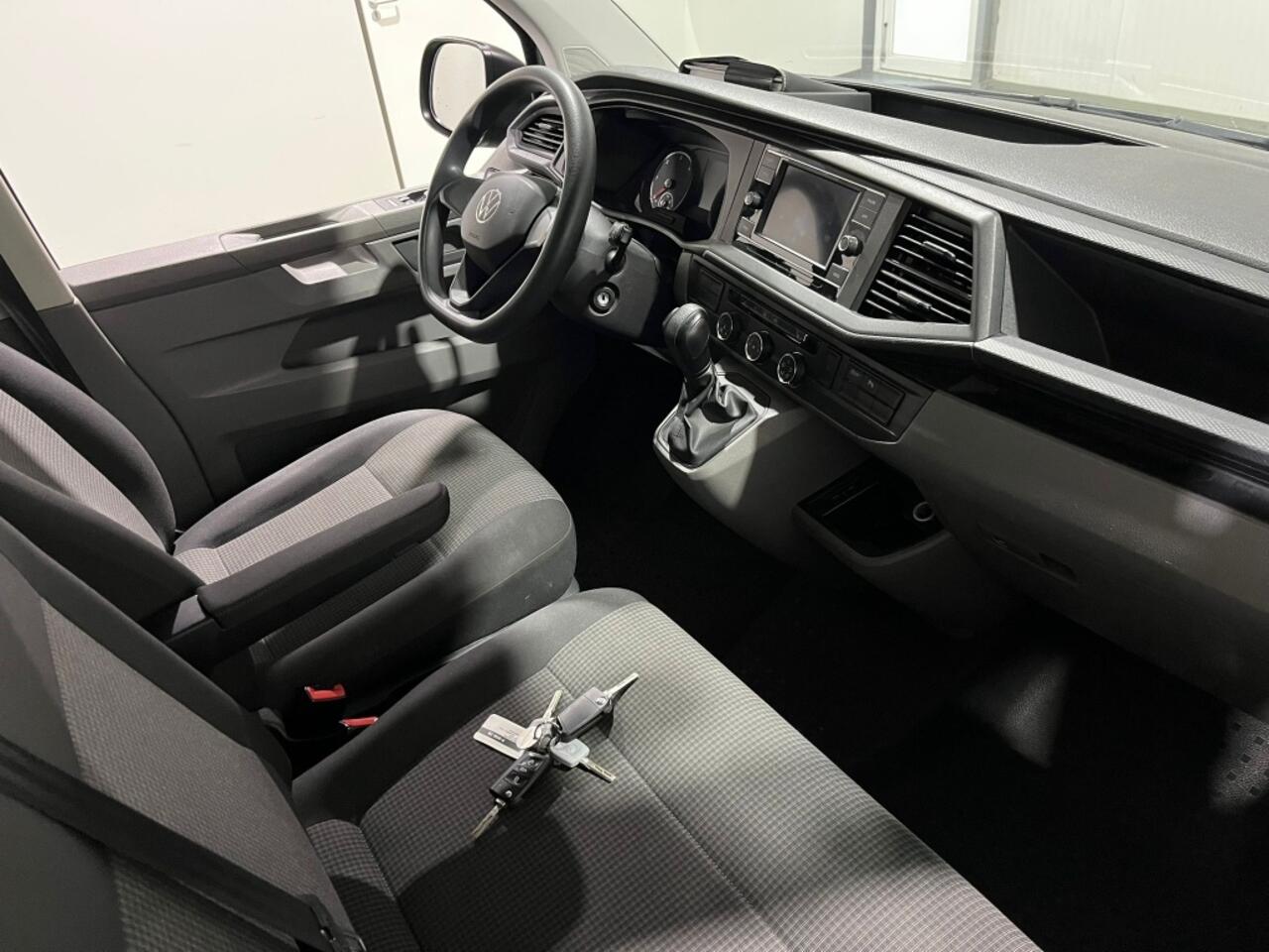 Volkswagen TRANSPORTER Kombi 2.0 TDI L1H1 9 Persoons CarPlay Trekhaak Airco