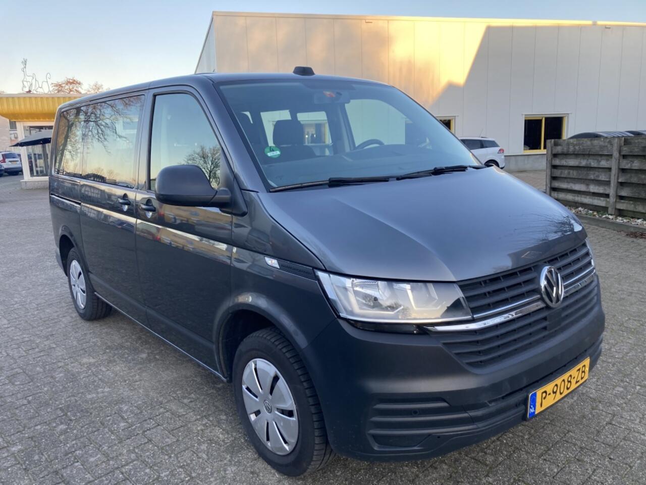 Volkswagen TRANSPORTER Kombi 2.0 TDI L1H1 9 Persoons CarPlay Trekhaak Airco