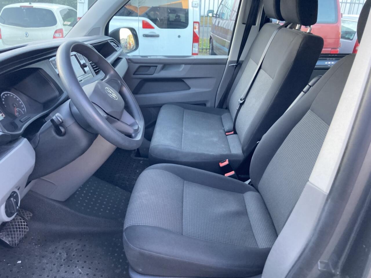 Volkswagen TRANSPORTER Kombi 2.0 TDI L1H1 9 Persoons CarPlay Trekhaak Airco