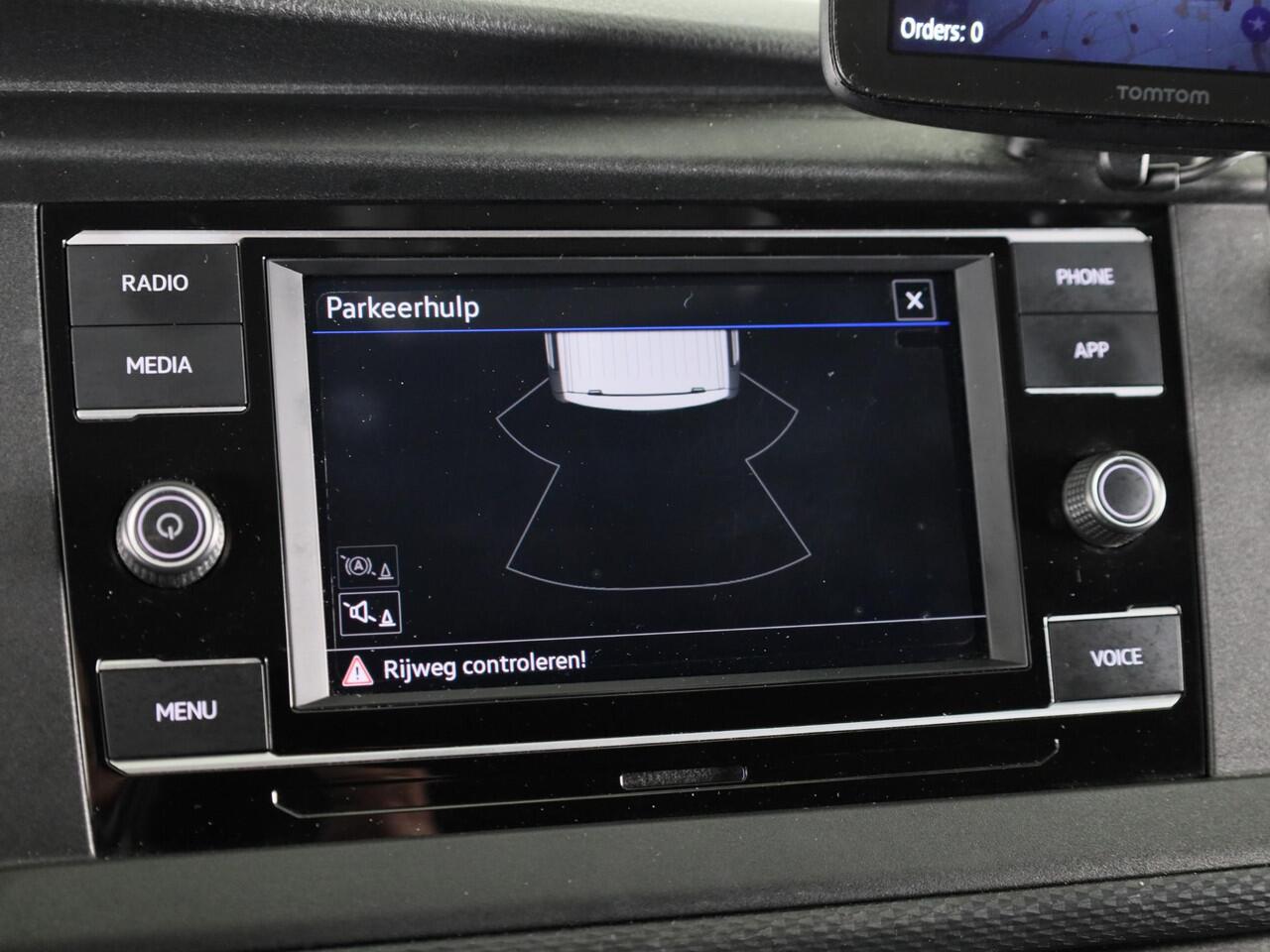 Volkswagen TRANSPORTER 2.0 TDI L2H1 32 110 pk | Navigatie via App | Trekhaak | Parkeersensoren achter | Cruise control |