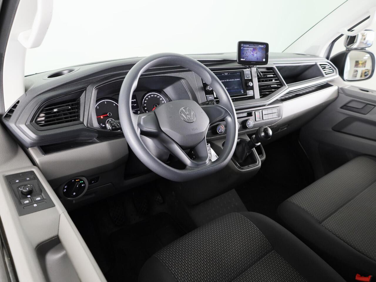 Volkswagen TRANSPORTER 2.0 TDI L2H1 32 110 pk | Navigatie via App | Trekhaak | Parkeersensoren achter | Cruise control |