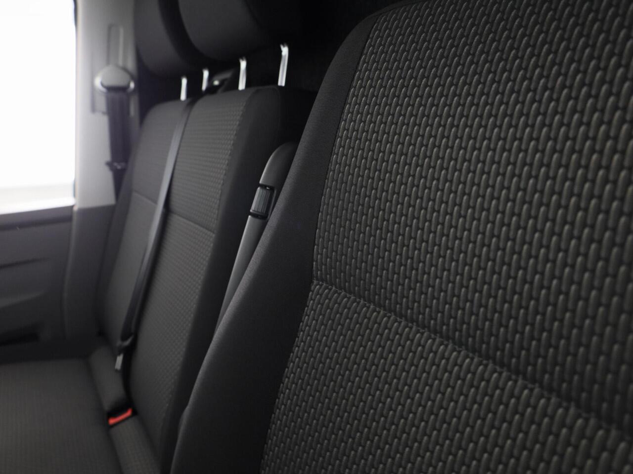 Volkswagen TRANSPORTER 2.0 TDI L2H1 32 110 pk | Navigatie via App | Trekhaak | Parkeersensoren achter | Cruise control |