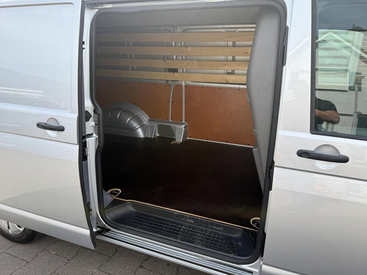 Volkswagen TRANSPORTER 2.0 TDI L2H1 Automaat 28 Bulli